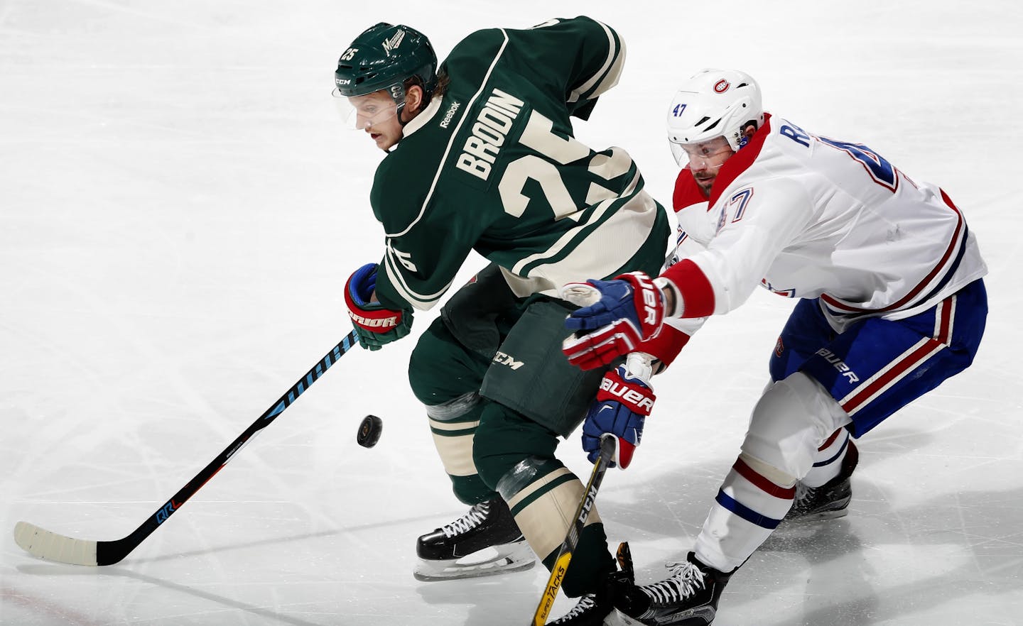 Jonas Brodin (25) and Alexander Radulov (47) fought for the puck in the second period.