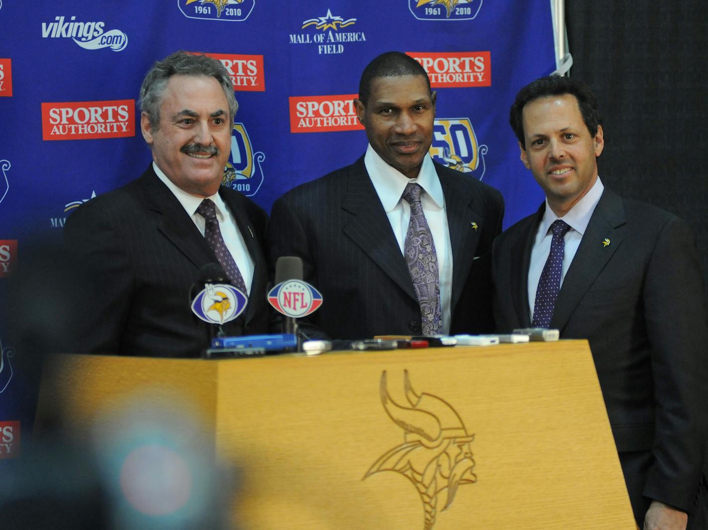 Richard Sennott@startribune.com Eden Prairie, Mn. Monday 01/03/11 : ] The Minnesota Viking' s announced at a Winter Park press conference that .Leslie frazier will be the new head coach of the team . The Team owner Zygi Wilf, Leslie Frazier and Mark Wilf posed for a picture at the beginning of the press event.