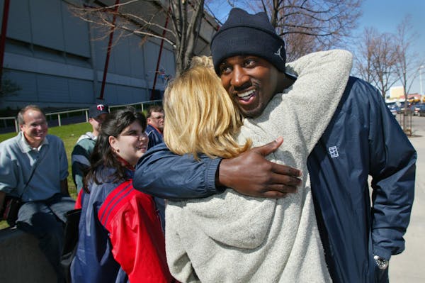 LaTroy Hawkins played with joy, and that earned him an official fan club. Here, while with the Twins in 2002, he hugged Nancy Weber of Hastings, a fan