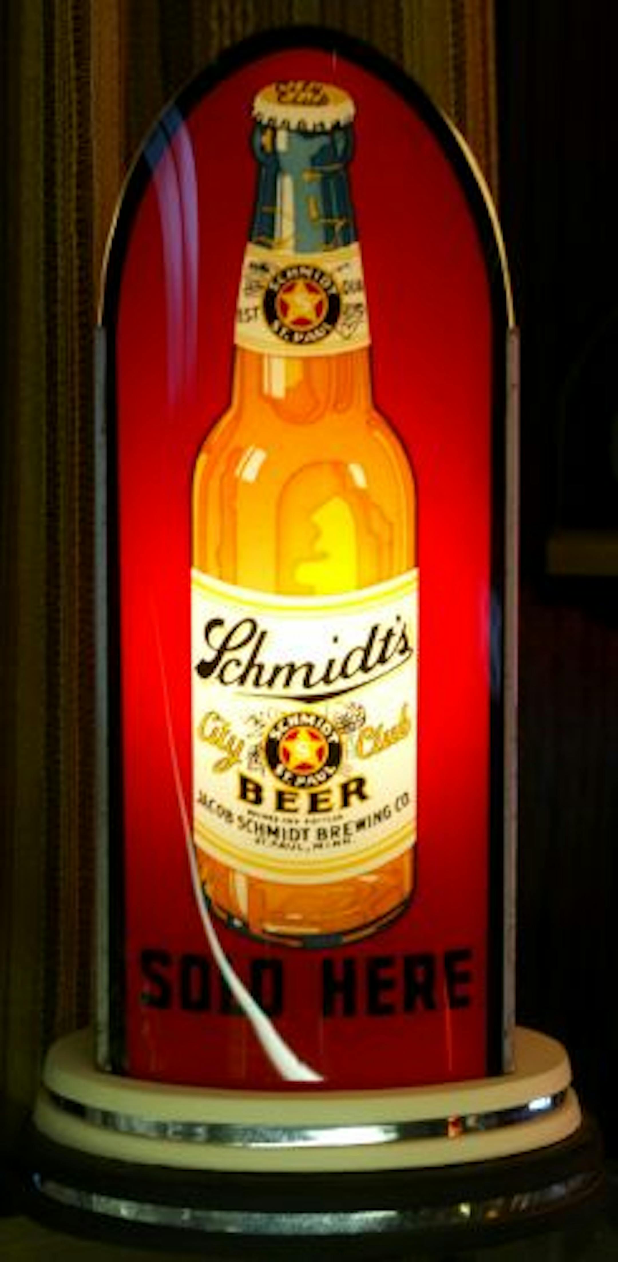 A "bullet lamp" from the 1940s promotes Schmidt's beer.