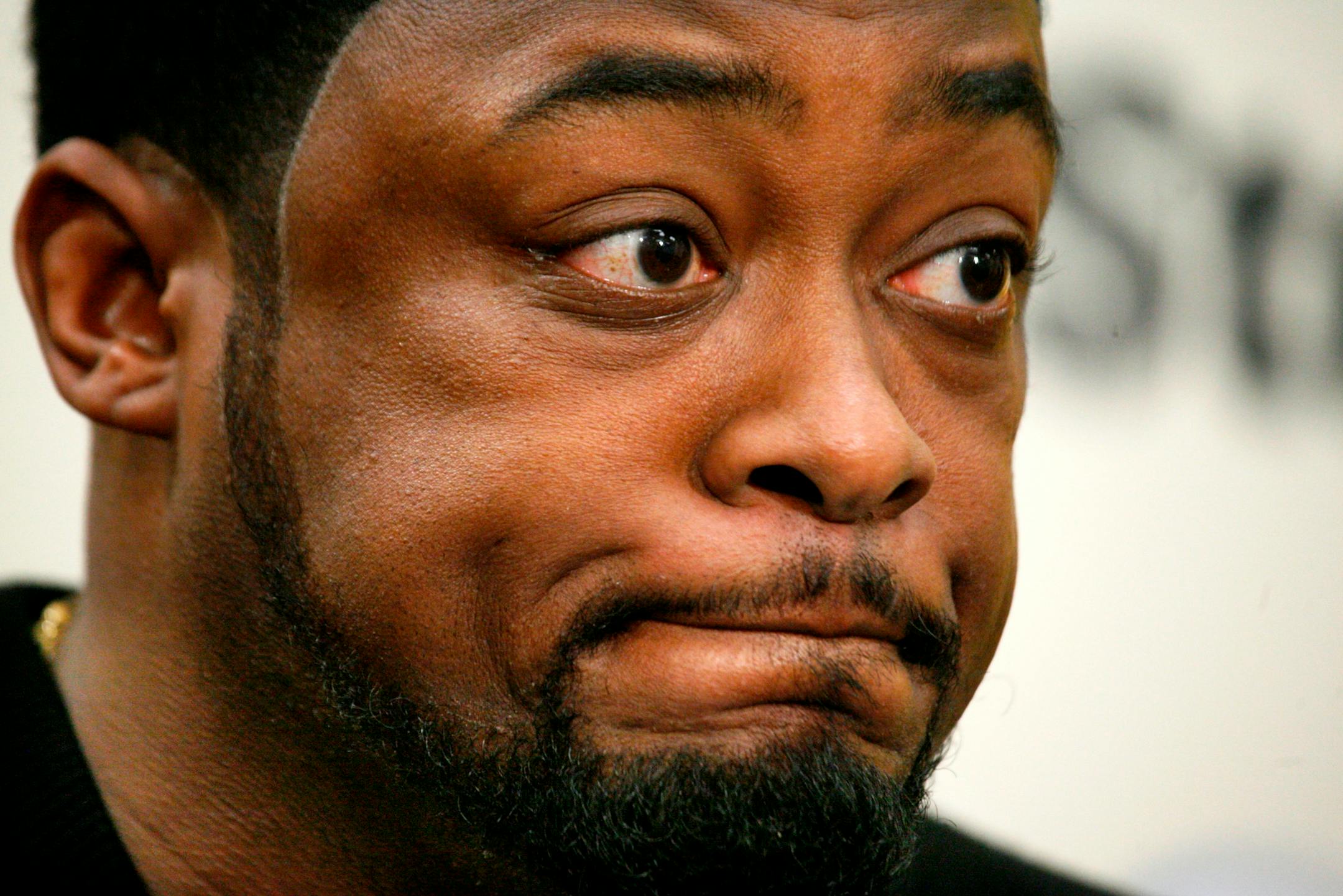 Pittsburgh Steelers coach Mike Tomlin sported what looked like a chalk line against his hairline during a news conference last week. Either someone forgot to erase the line, or it's a new style.