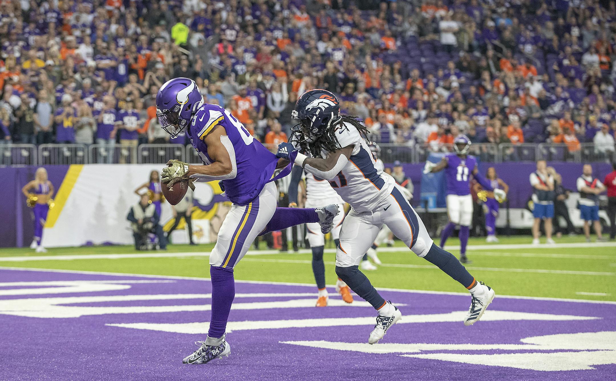 Minnesota Vikings' tight end Irv Smith made a grab in the end zone for a touchdown in the third quarter. ] ELIZABETH FLORES • liz.flores@startribune.com Minnesota Vikings take on the Denver Broncos at U.S. Bank Stadium, Sunday, November 17, 2019 in Minneapolis, MN.