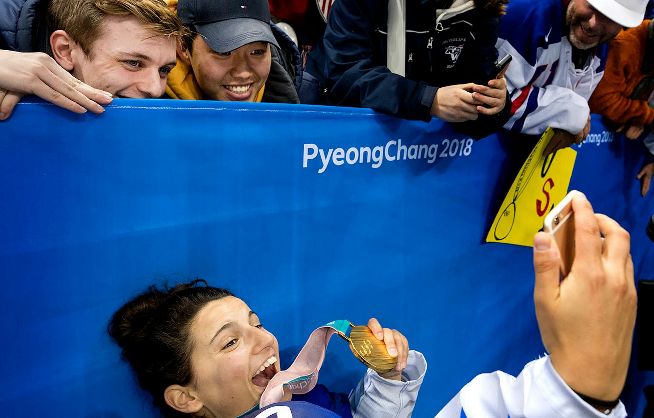 Amanda Pelkey (37) took a selfie with fans and the gold medal.