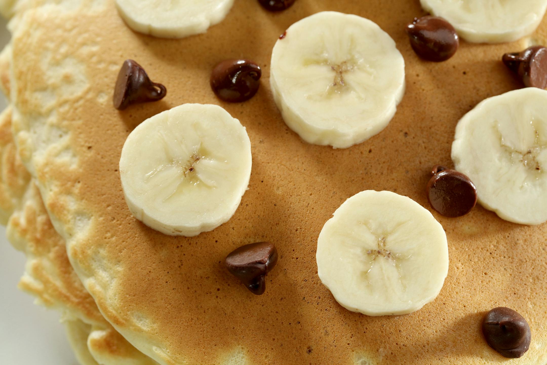 Mix banana slices and chocolate chips straight into the batter, but save some for a pretty topping. (Michael Tercha/Chicago Tribune/TNS) ORG XMIT: 1183744