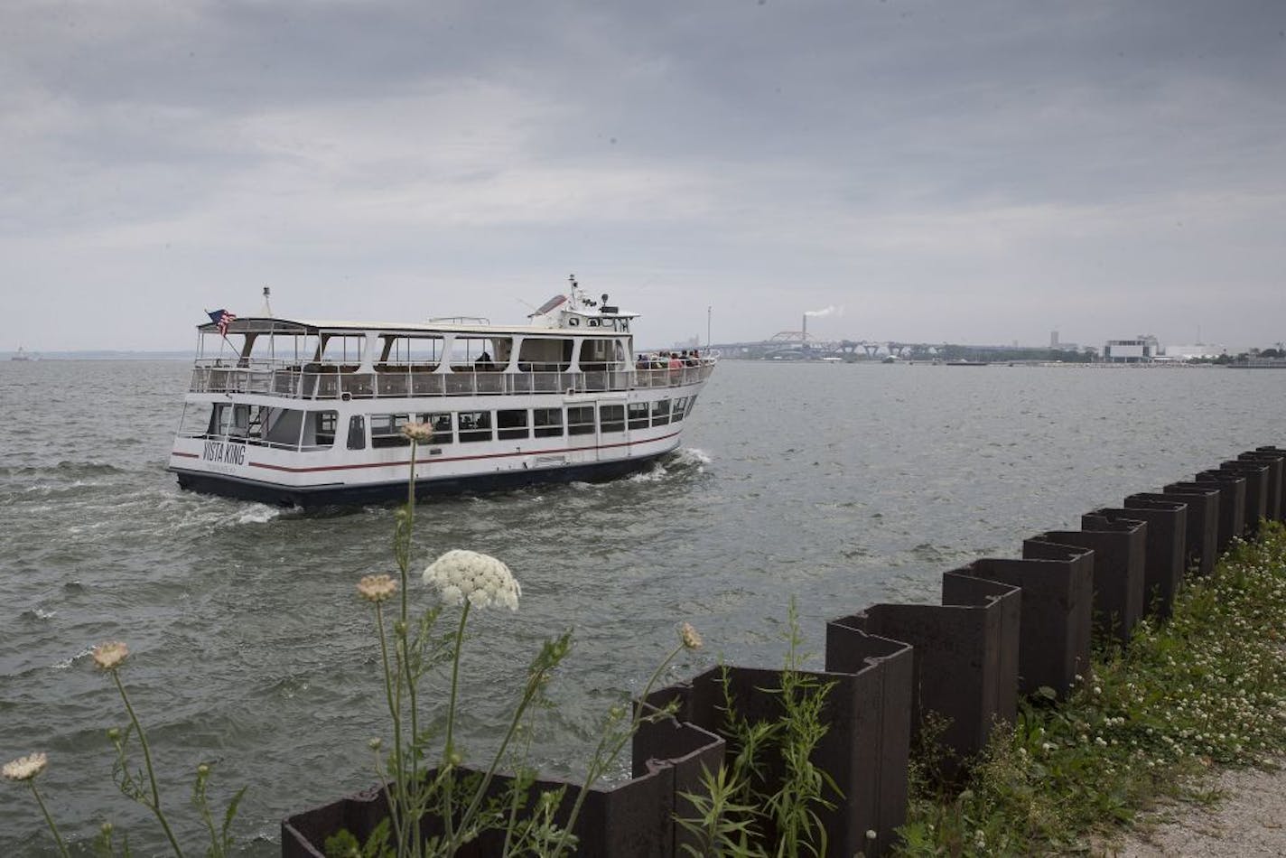 A tour boat on Lake Michigan near downtown Milwaukee, Wis., July 16, 2015. A plan to pump water from nearby Lake Michigan to fix a growing contamination problem in the town of Waukesha, Wisconsin's aquifer runs afoul of a landmark 2008 compact amongst the eight states that touch one of the Great Lakes. (Andrew Nelles/The New York Times) ORG XMIT: MIN2015121113341524