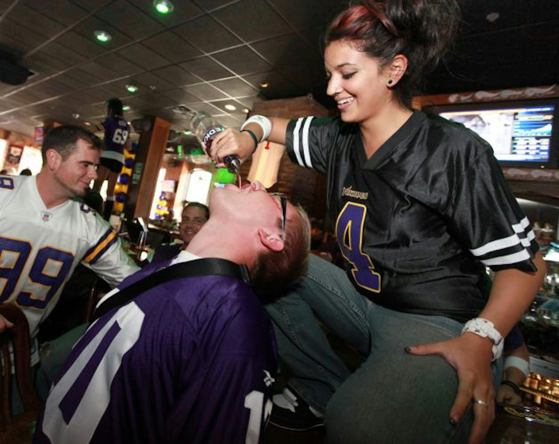 TOM WALLACE � twallace@startribune.comAssign #20009247A Slug: night0904 Date: Aug 21, 2009The Vikings season is here and we have a guide to the best pregame partying, Sneaky Pete�s in Downtown Minneapolis. Here's to the Bars and tailgate parking lot parties. Cindy Bradley whetted patrons', Jason Staads, whistles with free shots.