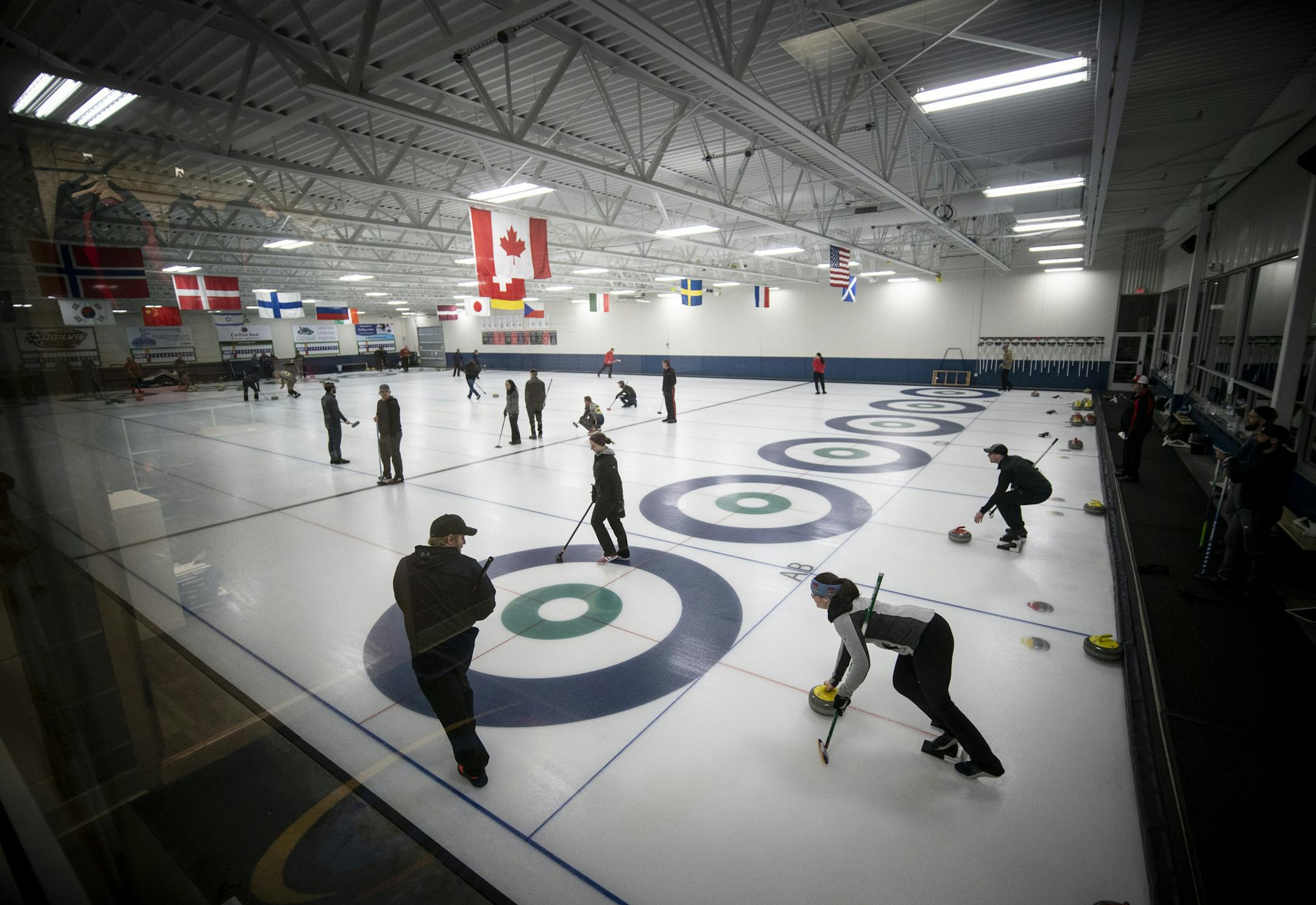 The Wednesday night curling league at the Four Seasons Curling Club in Blaine, Minn., Wednesday, January 29, 2020. ] RENEE JONES SCHNEIDER &#xa5; renee.jones@startribune.com