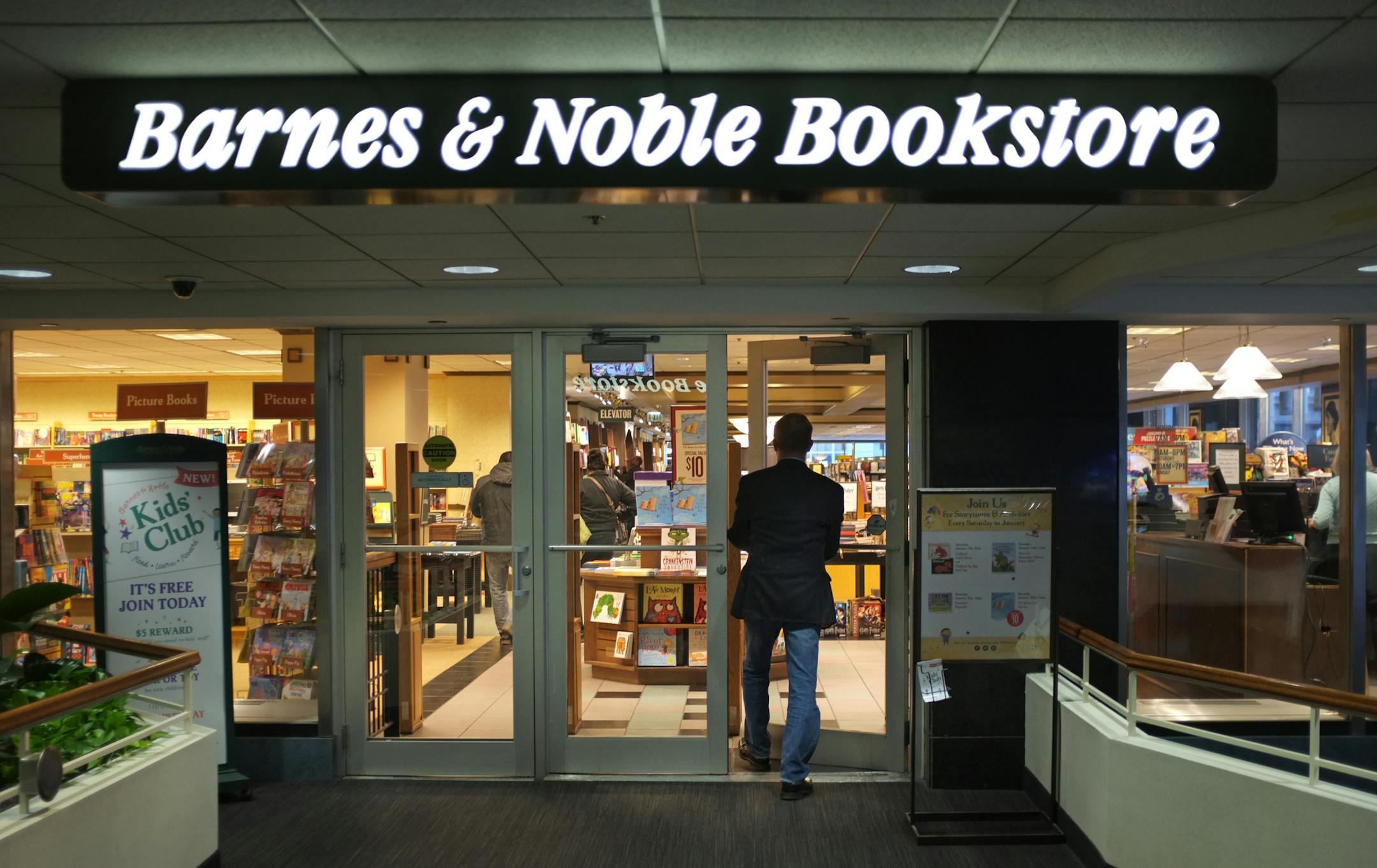 The Barnes & Noble on downtown Nicollet Mall is closing, another blow to downtown retail. ] David Denney - Star Tribune denneda@startribune.com Minneapolis, MN 01/06/17
1002831718 SAXO