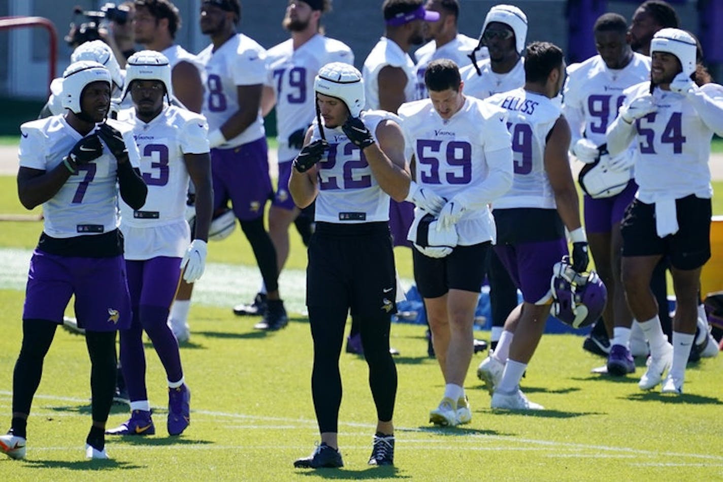 Vikings safety Harrison Smith (22) is surrounded by a lot of new faces in the secondary. (Anthony Souffle/Star Tribune/TNS) ORG XMIT: 20187728W