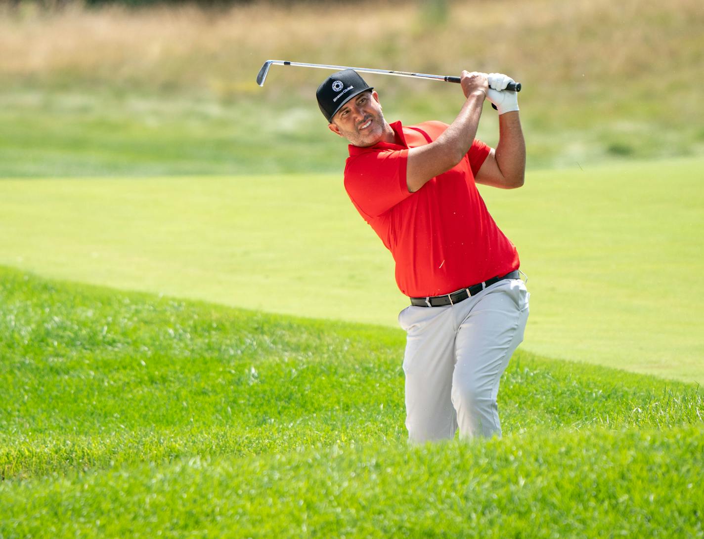 Scott Piercy takes a shot from the sand on the first hole during the final day of the 3M Open Sunday, July 24, 2022 at the Tournament Players Club in Blaine, Minn. ]