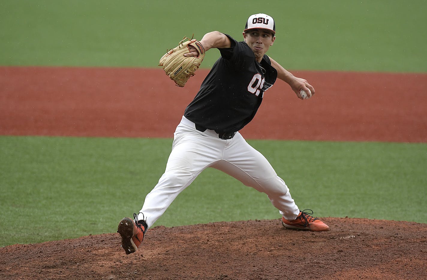 Oregon State's Luke Heimlich throws to a Minnesota batter in the opening game of an NCAA college baseball tournament super regional in Corvallis, Ore., Friday June 8, 2018. (Mark Ylen/Albany Democrat-Herald via AP)