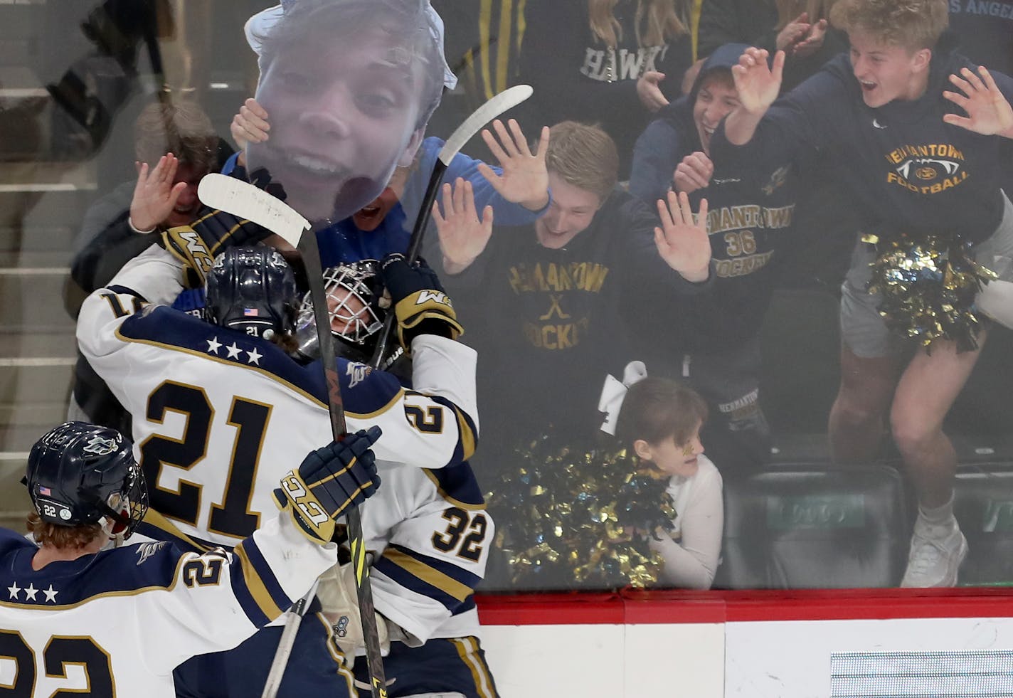 Hermantown's Dominic Thomas (21) celebrates his goal with goalie Dan Callaway (32) during the first period of the MSHSL 1A championship boys hockey game between Hermantown and Warroad Saturday, March 12, 2022 at the Xcel Energy Center in St. Paul, Minn. ] DAVID JOLES • david.joles@startribune.com