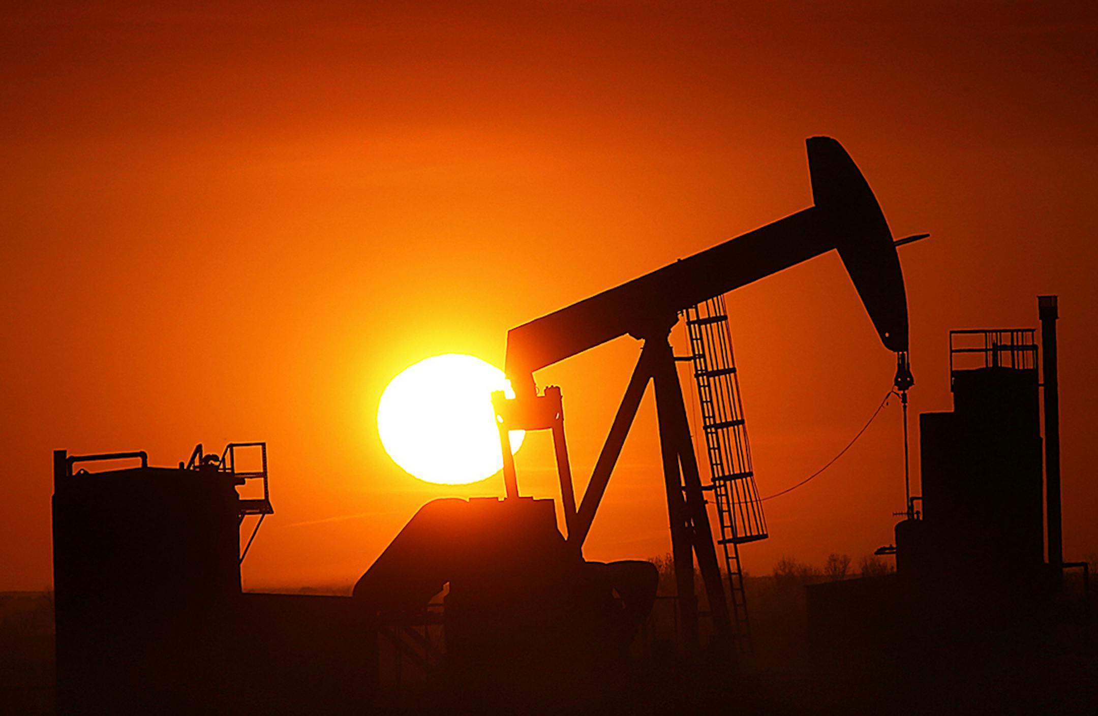 The sun set over the Bakken Oil Formation, behind an oil well near Williston. ] (JIM GEHRZ/STAR TRIBUNE) / September 26, 2013, Watford City, ND ‚Äì BACKGROUND INFORMATION- PHOTOS FOR USE IN FIRST PART OF NORTH DAKOTA OIL BOOM PROJECT: Dozens of drilling rigs dot the North Dakota landscape in the Williston Basin and the Bakken Oil Formation. Once the rigs drill holes, several miles deep and then several miles horizontally, hydraulic fracturing technology (‚Äúfrac