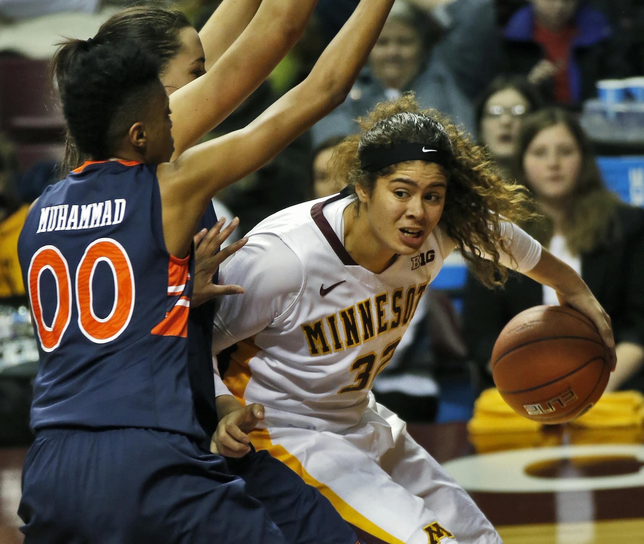 Minnesota Gophers vs. Auburn Tigers womens basketball. Minnesota's Amanda Zahui looked for help as she dribbled around the Auburn defense. (MARLIN LEVISON/STARTRIBUNE