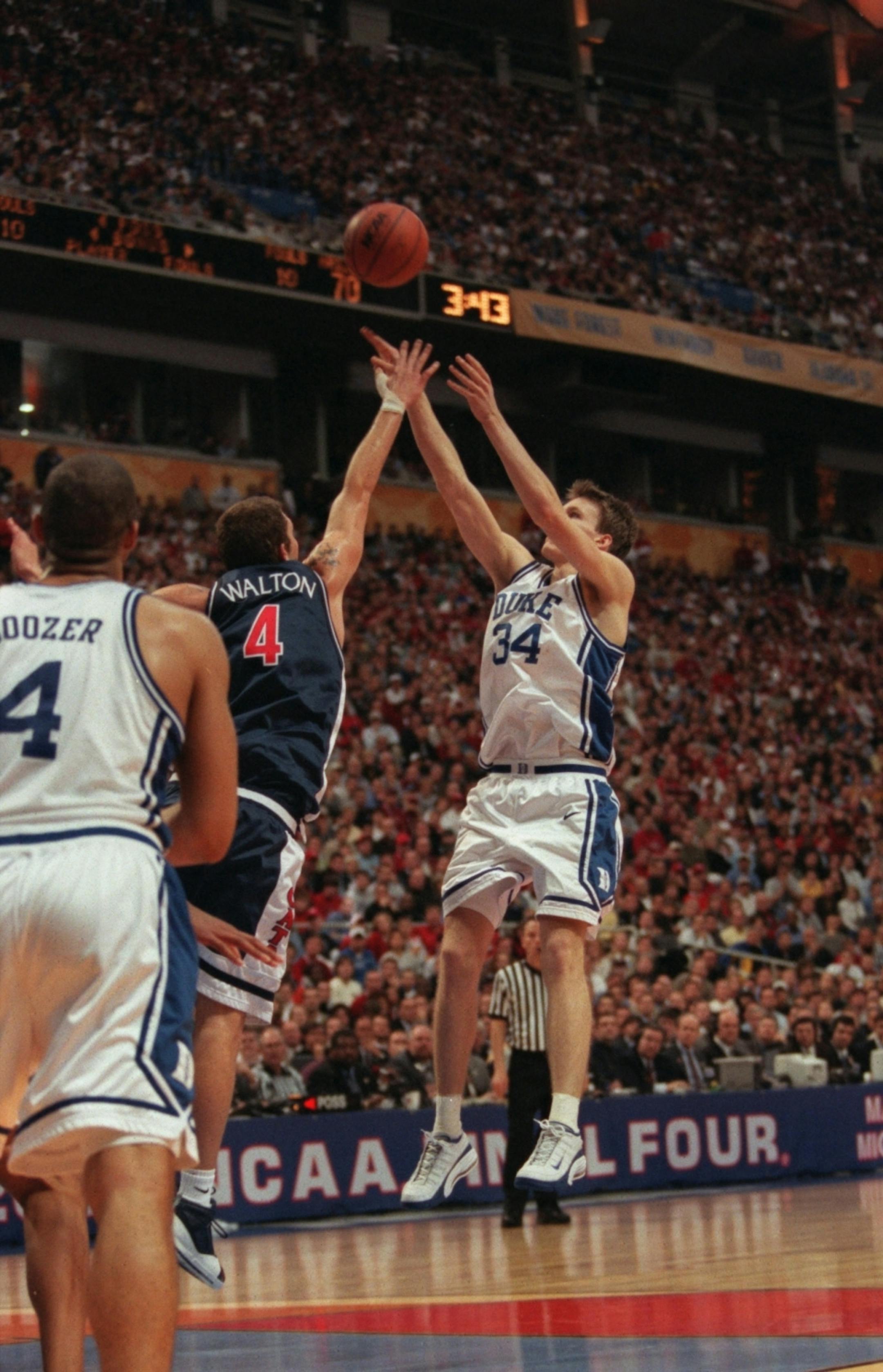 Arizona's Luke Walton tries to block a shot by Duke's Mike Dunleavy during the championship game of the Final Four in 2001. (Carlos Gonzalez/Star Tribune)