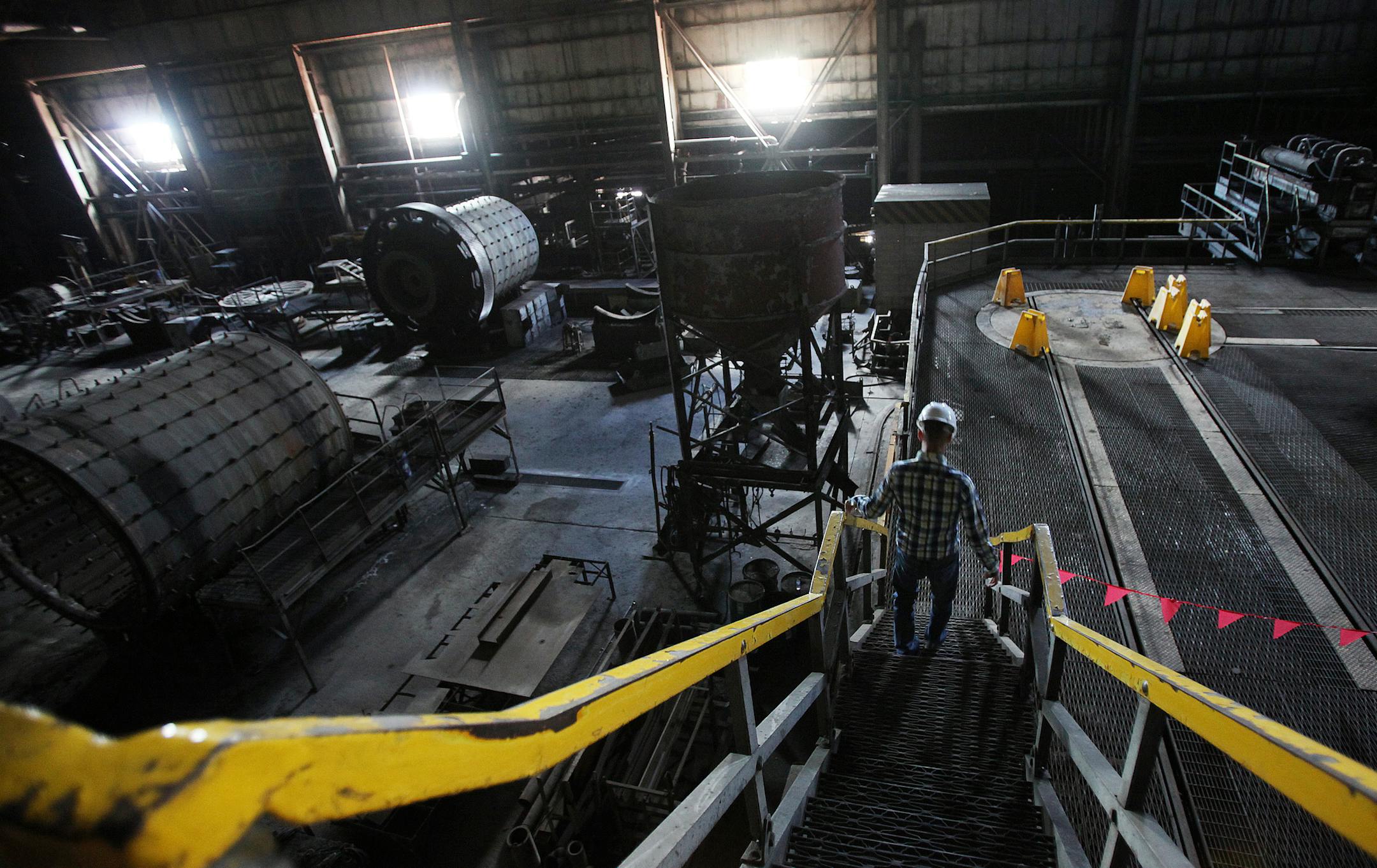 David Hughes of Polymet walked through the concentrator Wednesday, September 7, 2011, in Hoyt Lakes, Minn. This is where the core is crushed down before being separated from the metals.(RENEE JONES SCHNEIDER/ reneejones@startribune.com) David Hughes ORG XMIT: MIN2013041019033431
