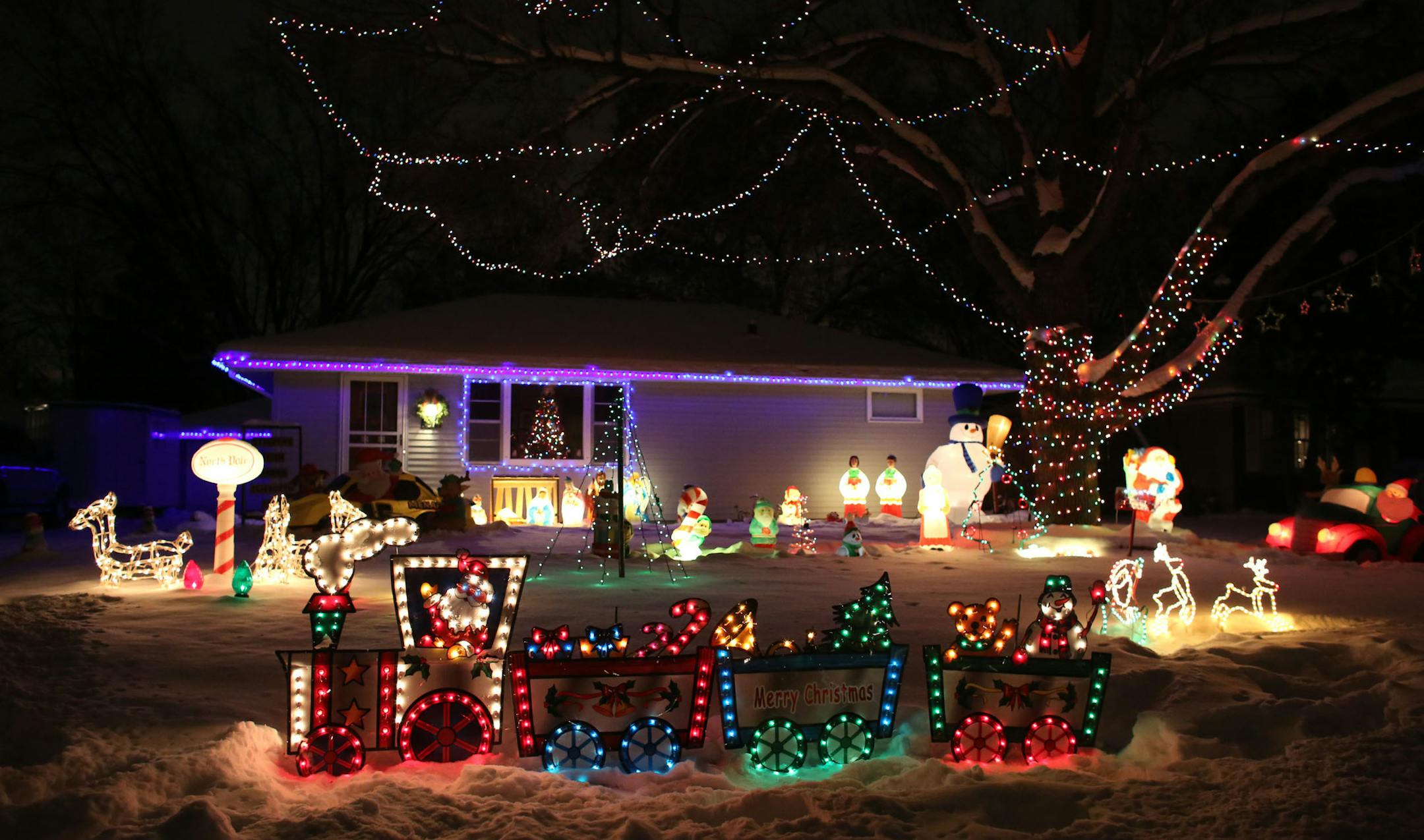 This was at a house on 116th Lane being judged for a annual contest in Coon Rapids Friday, December 13, 2013. ] (KYNDELL HARKNESS/STAR TRIBUNE) kyndell.harkness@startribune.com