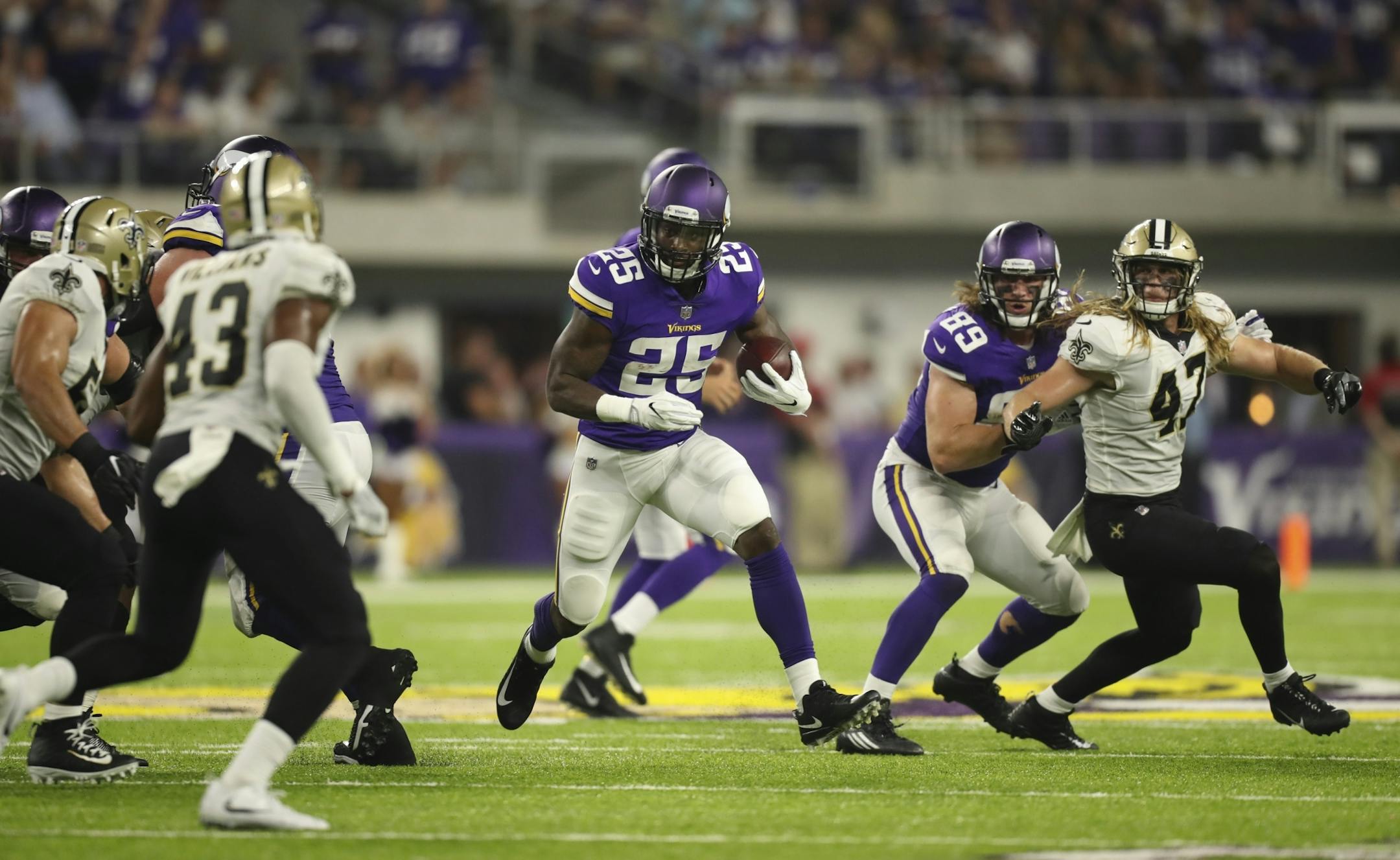 Minnesota Vikings running back Latavius Murray (25) looked for daylight during a fourth quarter run.