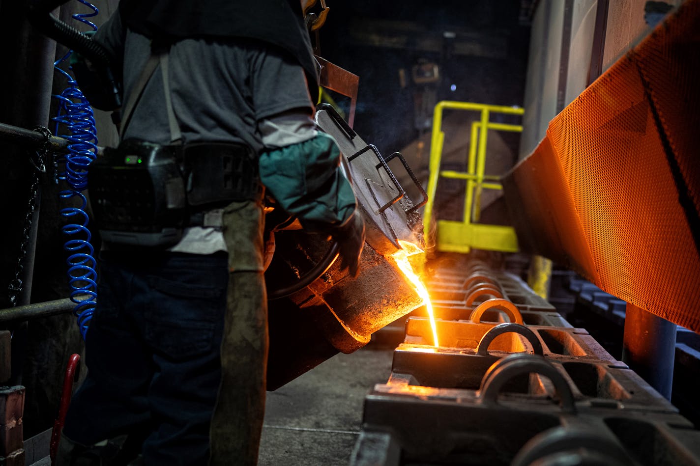 A worker tipped a ladle filled with molten iron, pouring it into molds at Smith Foundry Tuesday, Dec. 12, 2023 Minneapolis, Minn. For years, residents have been complaining about bad smells from Smith Foundry and its next-door neighbor Bituminous Roadways. Those complaints, even when they made it to the state, ended up in the hands of the city of Minneapolis ] GLEN STUBBE • glen.stubbe@startribune.com