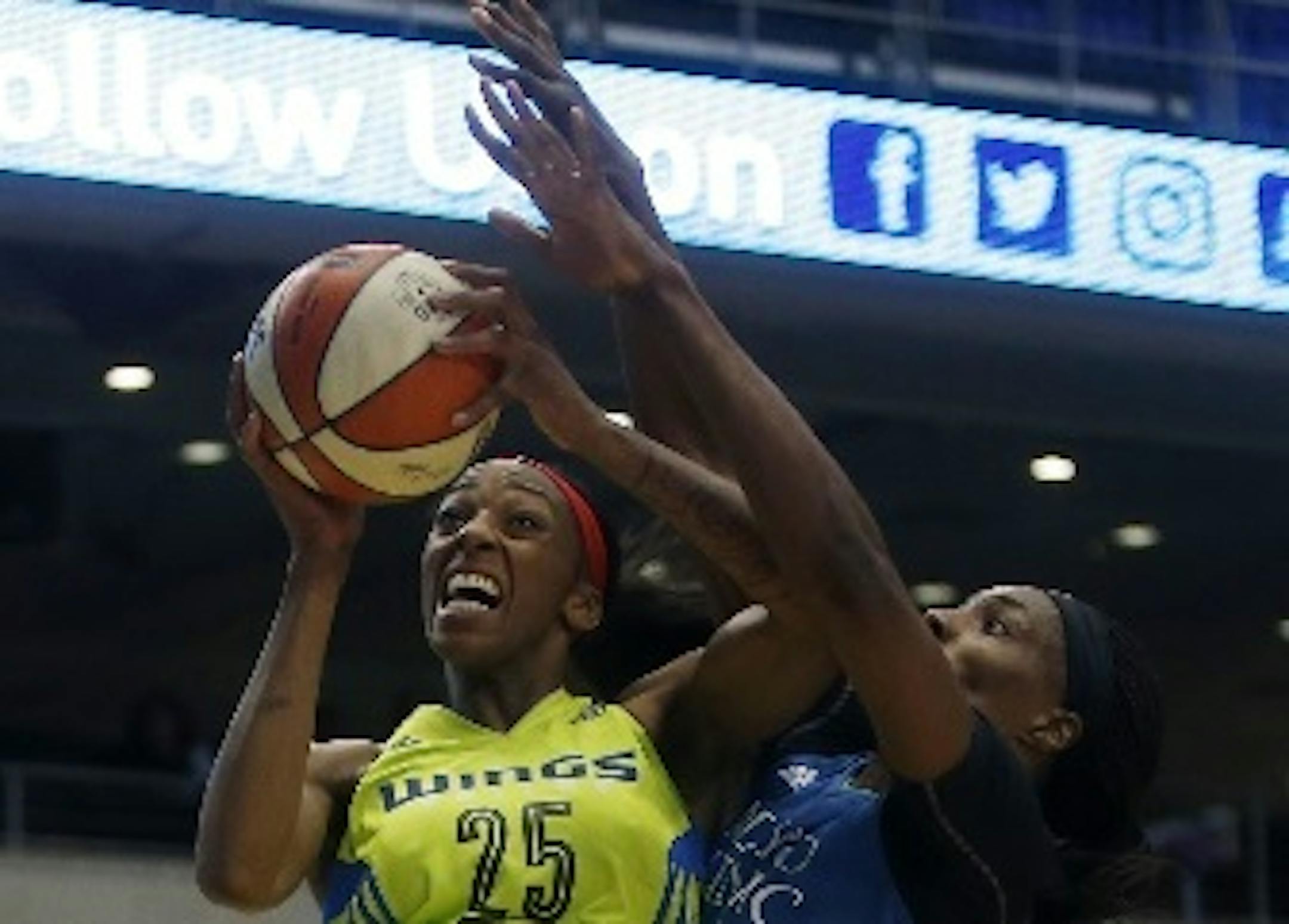 Dallas forward Glory Johnson tried to get off a shot against Lynx center Sylvia Fowles in the first quarter of Minnesota's 89-87 victory in Arlington, Texas, on Saturday.