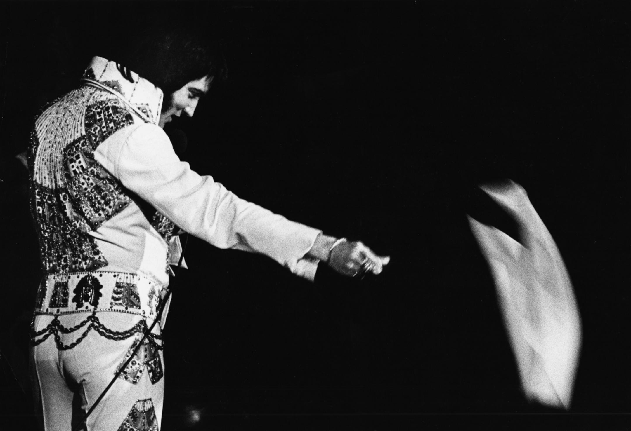 Oct 17, 1976 -- Pop singer and icon Elvis Presley threw his scarf to the Met Center crowd during a concert. Minneapolis STAR photo by Jim McTaggart.