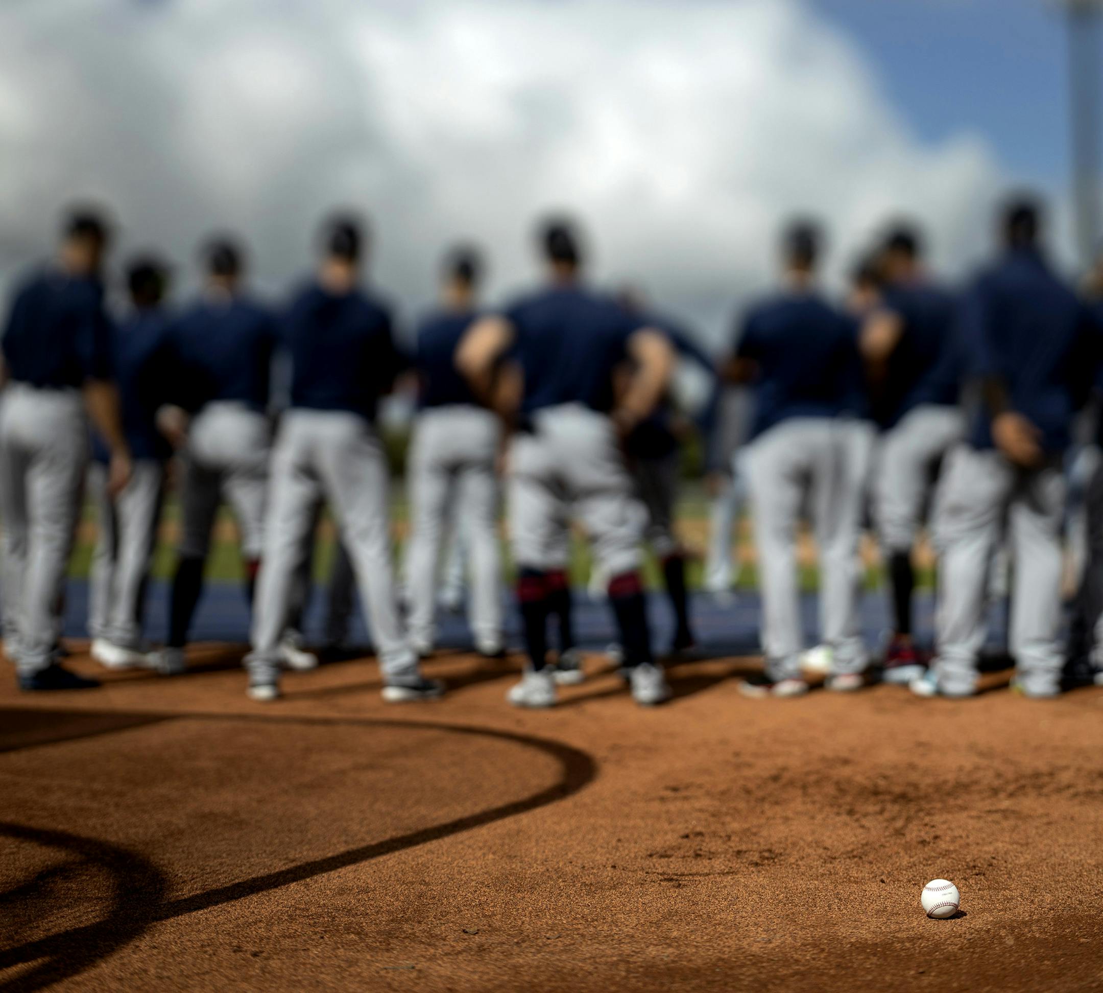 Minnesota Twins manager Rocco Baldelli spoke with players during practice on Wednesday. ] CARLOS GONZALEZ • cgonzalez@startribune.com – Fort Myers, FL – February 19, 2020, CenturyLink Sports Complex, Hammond Stadium, Minnesota Twins, Spring Training