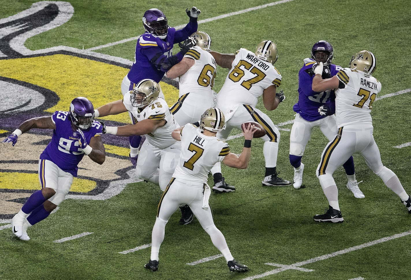 Taysom Hill (7) threw a 44-yard pass in the first quarter. ] CARLOS GONZALEZ &#xef; cgonzalez@startribune.com - Minneapolis, MN - October 28, 2018, US Bank Stadium, NFL, Minnesota Vikings vs. New Orleans Saints