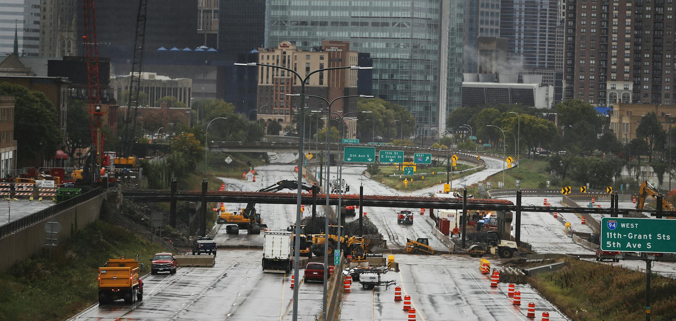 Construction on Interstate 35W south of downtown Minneapolis ;has traffic closed on the freeway all the way south to HWY 62..] Richard Tsong-Taatarii/Richard.tsong-taatarii@startribune.com ORG XMIT: MIN1710011418250868
