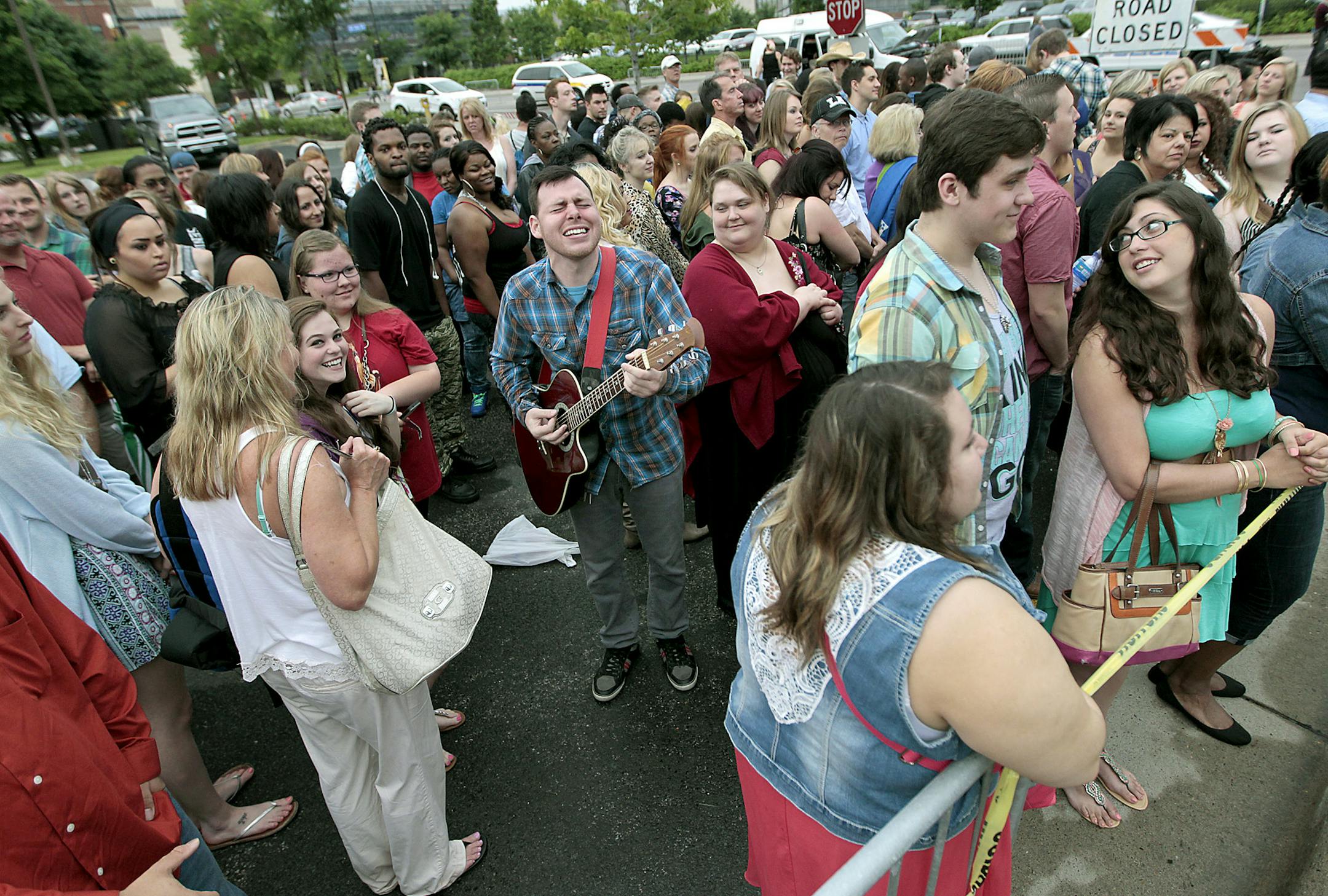 Hundreds of "American Idol" fans cheered as they waited for Ryan Seacrest, to arrive for the show's auditions outside Mariucci Arena, Wednesday, June 18, 2014 in Minneapolis, MN. The last time the show was in Minneapolis was in 2006. ] (ELIZABETH FLORES/STAR TRIBUNE) ELIZABETH FLORES • eflores@startribune.com