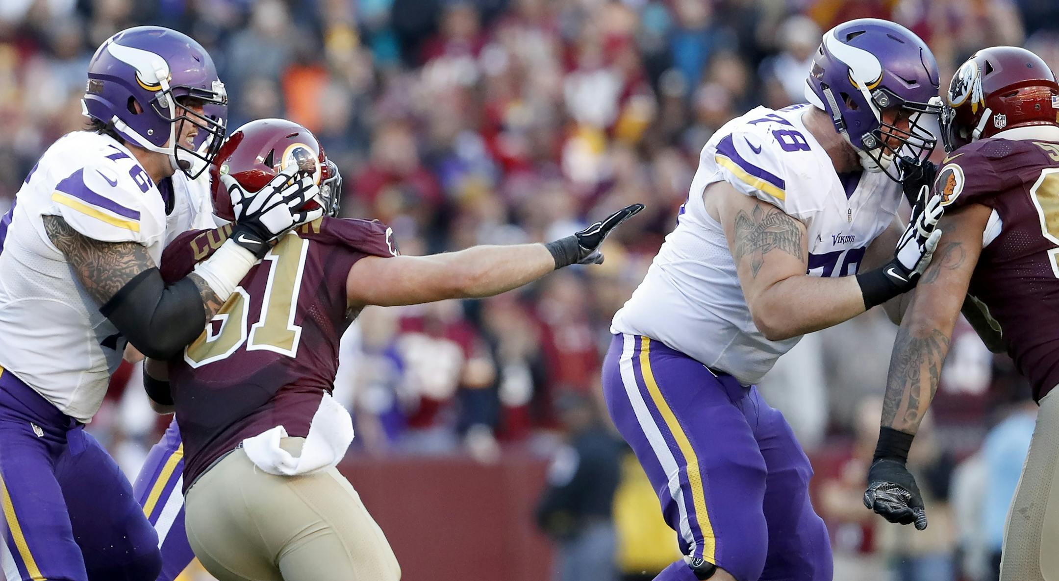 Vikings offensive lineman Alex Boone (76) and Jeremiah Sirles (78) in the fourth quarter against the Redskins.