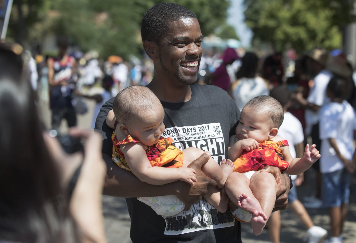 St. Paul mayoral candidate Melvin Carter held 6 -month -old twin sister Zonea Vreeland left and Zaria Vreeland while campaigning with supporters in the annual Rondo Days parade Saturday July 15 2017 in St. Paul, MN. ] JERRY HOLT &#xef; jerry.holt@startribune.com ORG XMIT: MIN1707171529142734