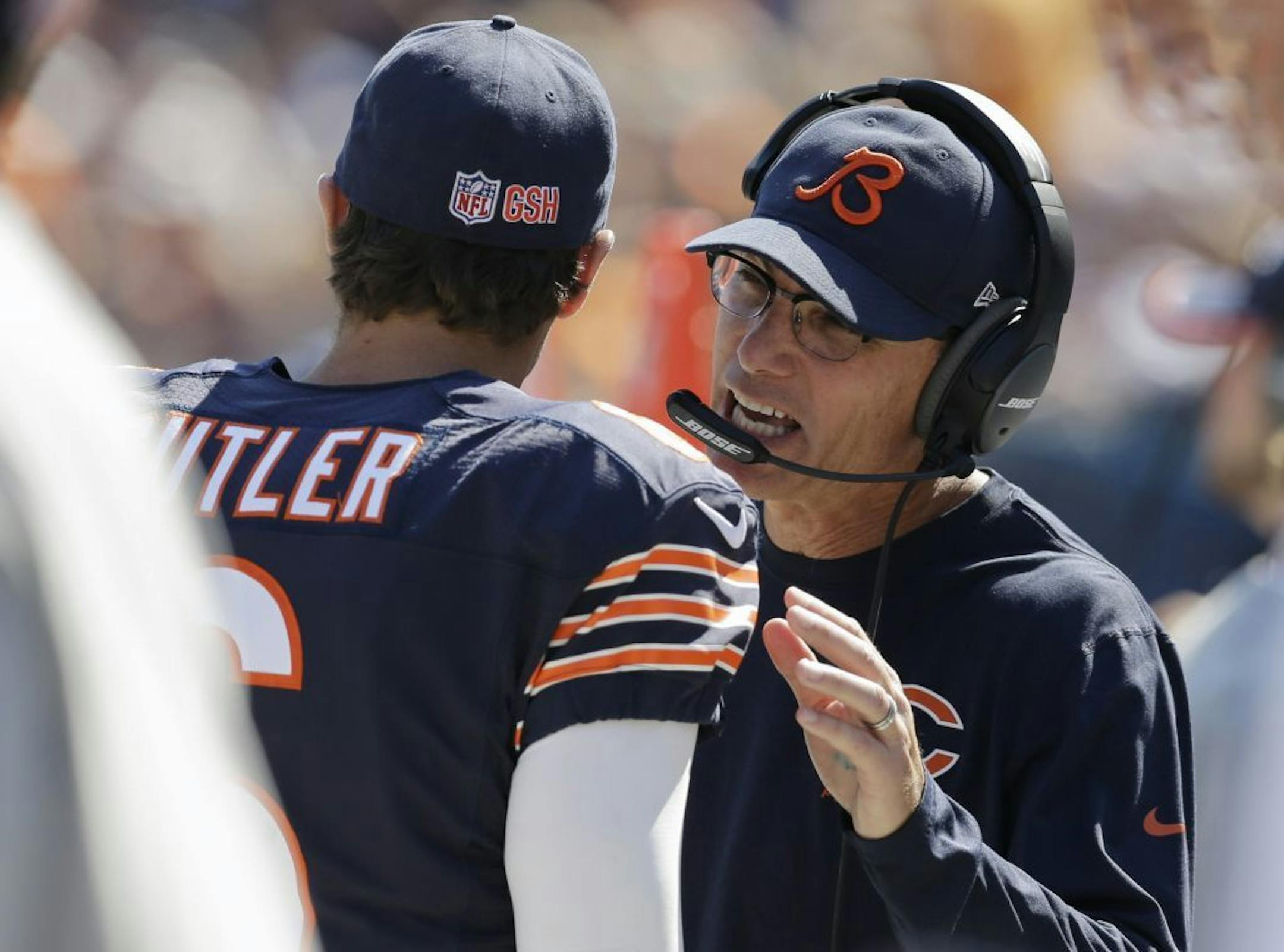 Bears coach Marc Trestman, right, talked to quarterback Jay Cutler.
