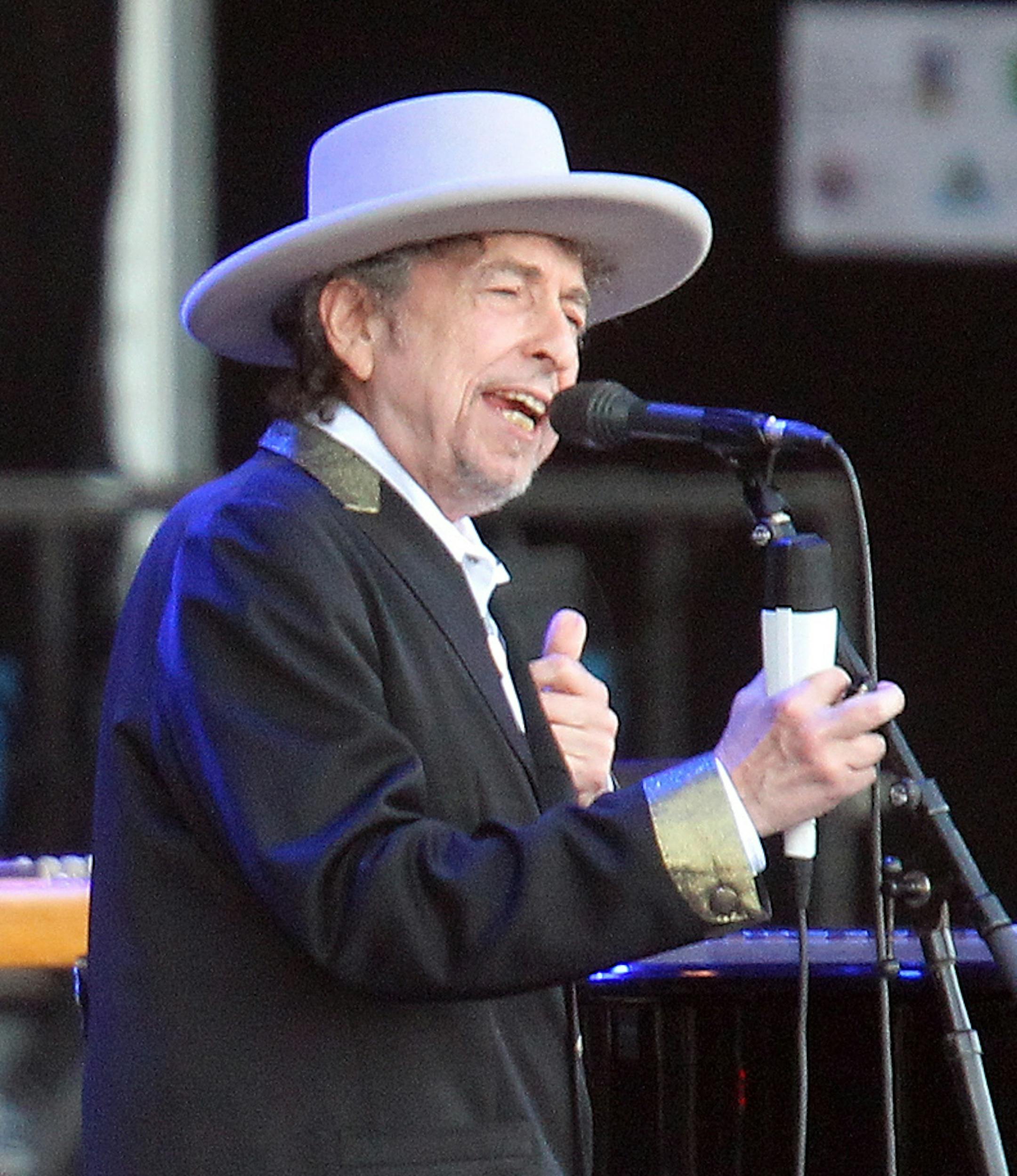 US singer songwriter Bob Dylan performs on stage at "Les Vieilles Charrues" Festival in Carhaix, western France, Sunday, July 22, 2012. (AP Photo/David Vincent) ORG XMIT: MIN2012100918191655 ORG XMIT: MIN1304222056140043