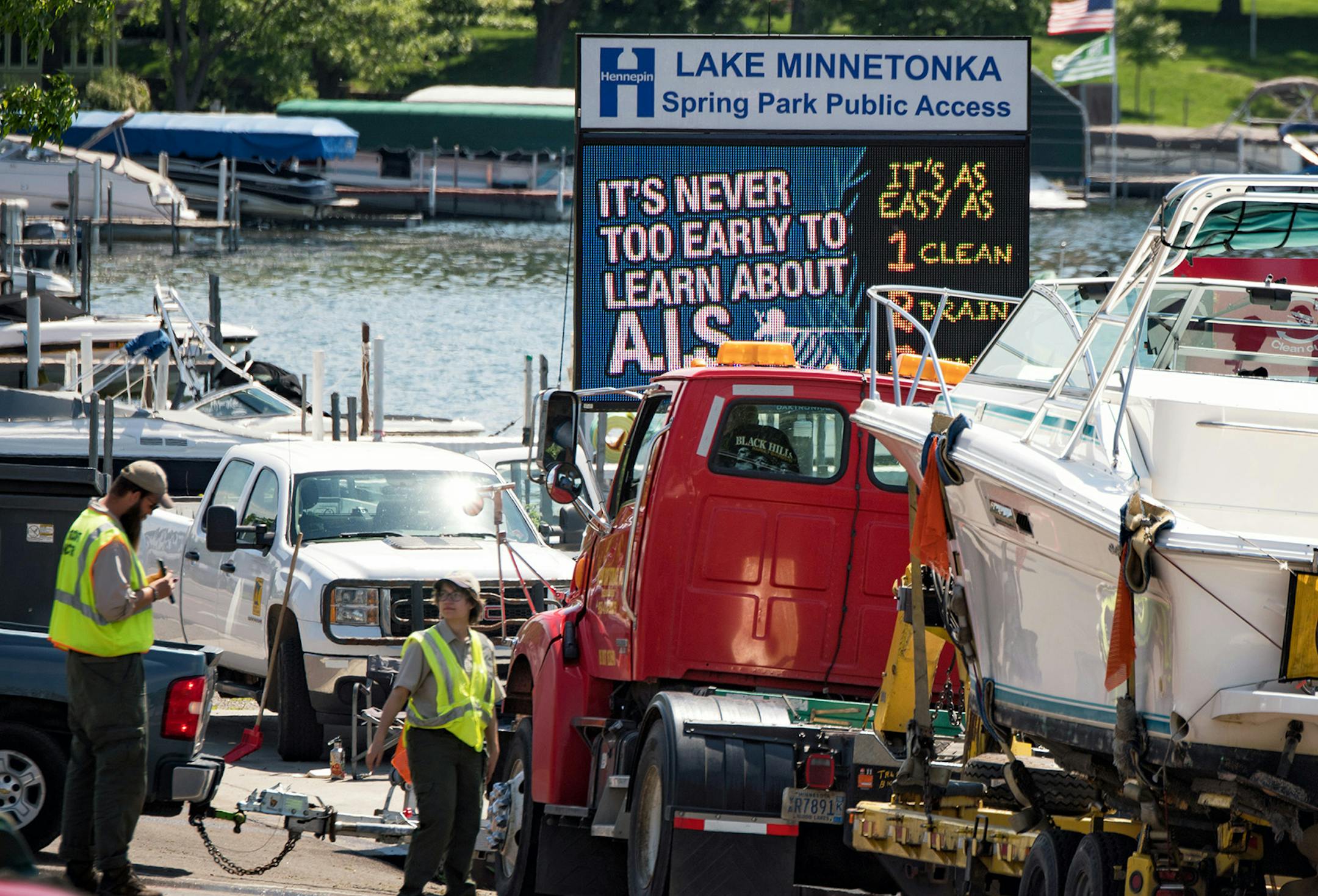DNR workers checked every boat launching and being pulled from Lake Minnetonka in Spring Park. A.I.S or Aquatic invasive species. ] GLEN STUBBE • glen.stubbe@startribune.com Friday, May 26, 2017 Memorial Day weekend kicks off the unofficial start to the boating season in Minnesota. Boaters this year will continue to see ramped up efforts statewide to enforce safe boating and inspections aimed at slowing the spread of invasive species from lake to lake ORG XMIT: MIN1705261450001773