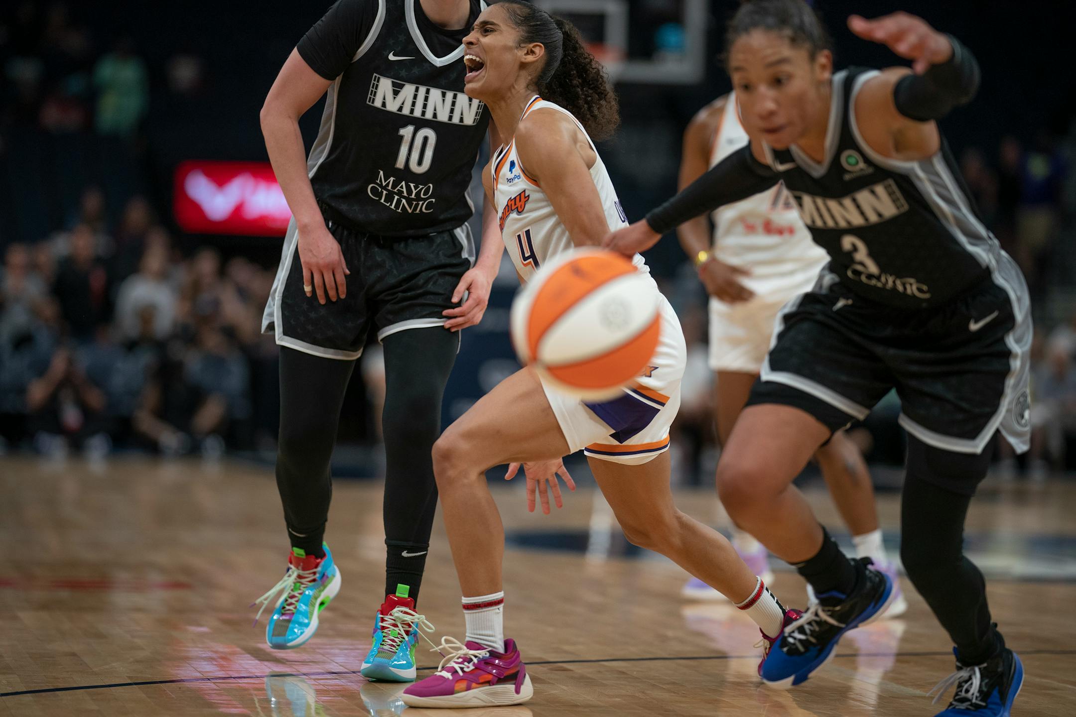 Phoenix Mercury guard Skylar Diggins-Smith (4) reacts after losing the basketball in the second half.