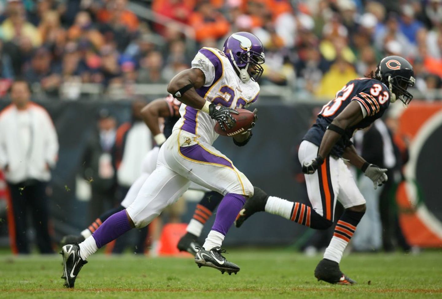 Adrian Peterson broke for the endzone on a 67 yard touchdown run in the second quarter against the Bears in 2007.