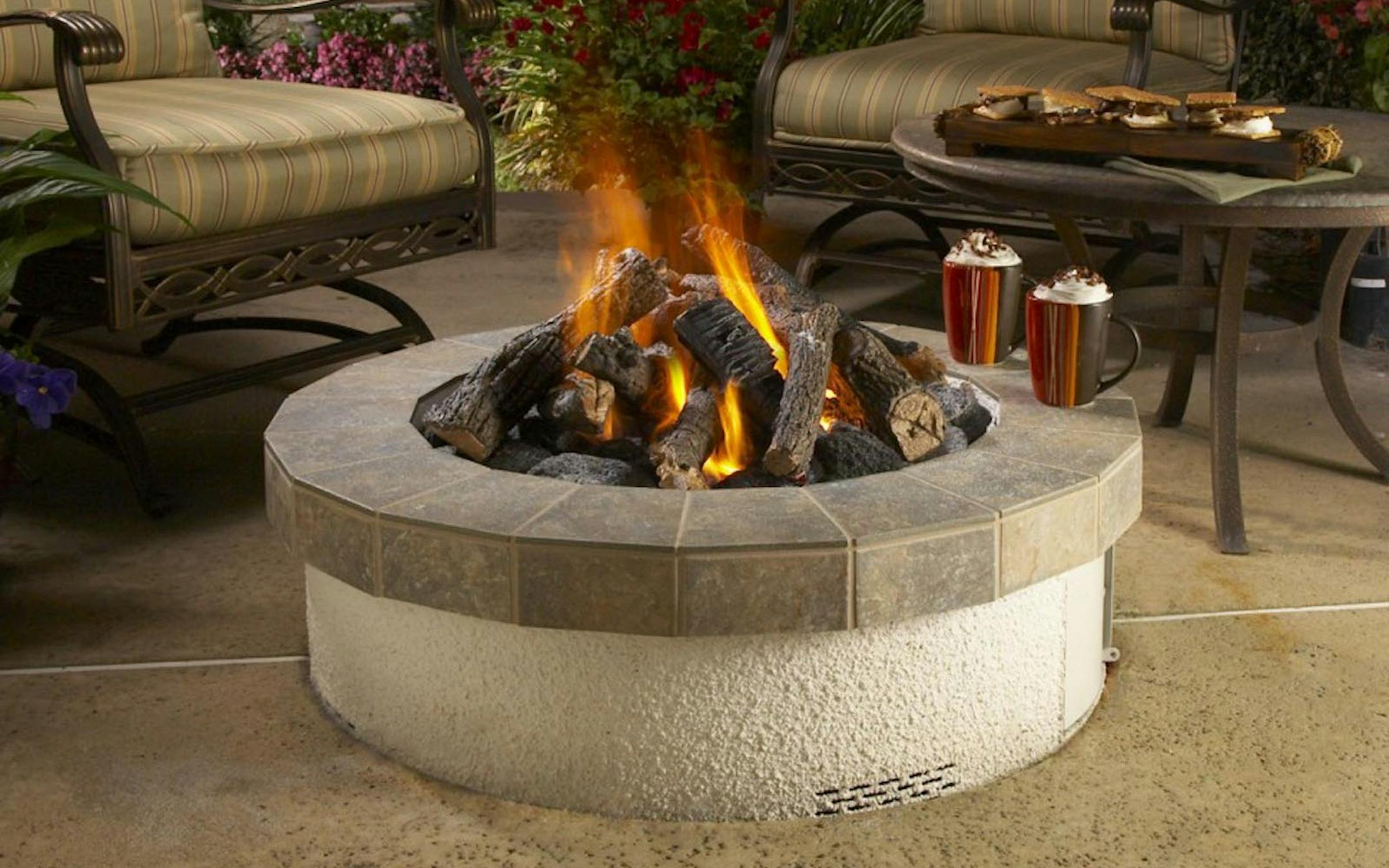 SH13K067YARDSMART Nov. 11, 2013 -- Some fire pits are manufactured as self-contained units easily inserted into paving or deck. (SHNS photo courtesy Maureen Gilmer) (Newscom TagID: shnsphotos148216.jpg) [Photo via Newscom]