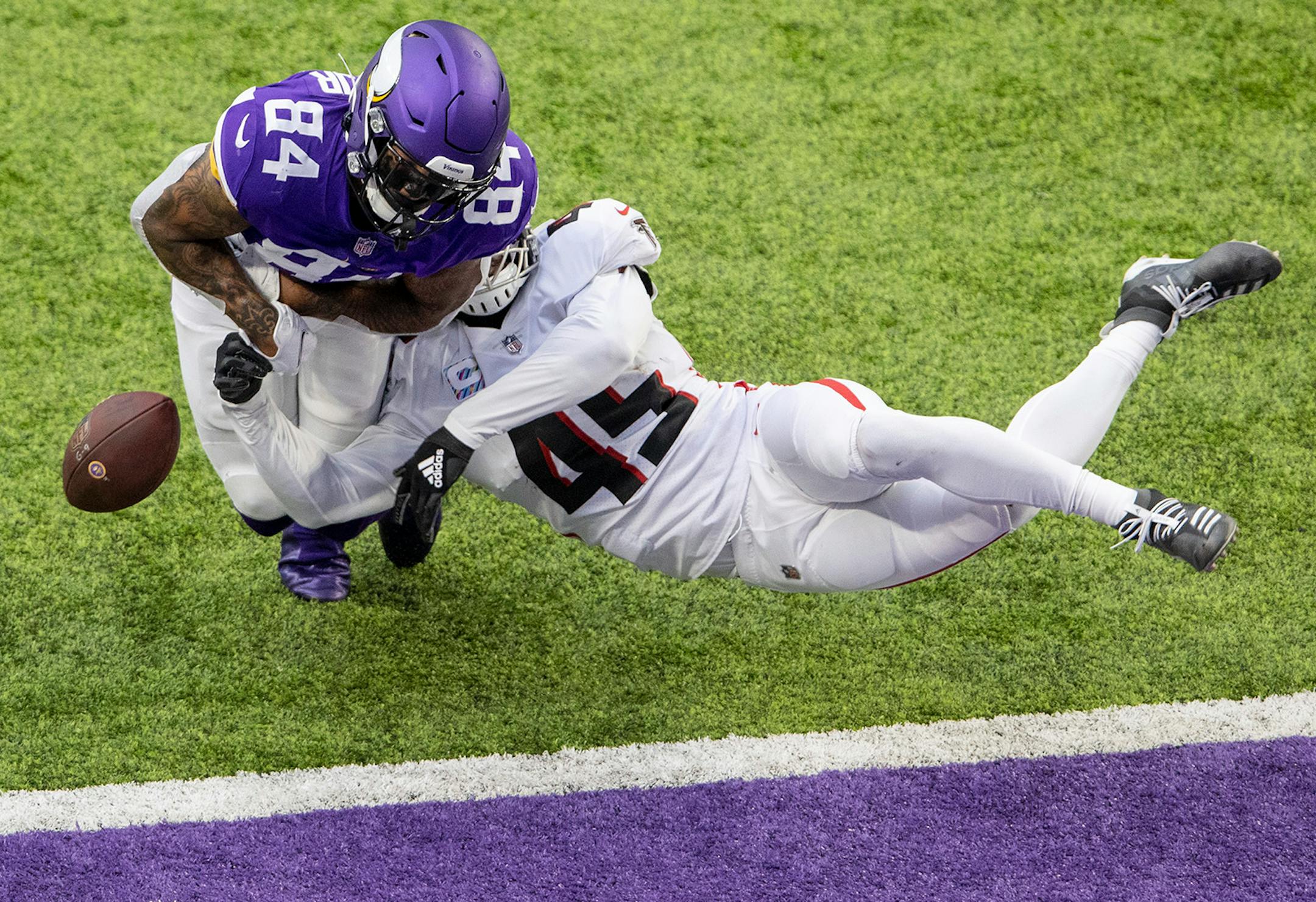 Deion Jones (45) of the Atlanta Falcons broke up a pass intended for Minnesota Vikings tight end Irv Smith (84) in the second quarter.
