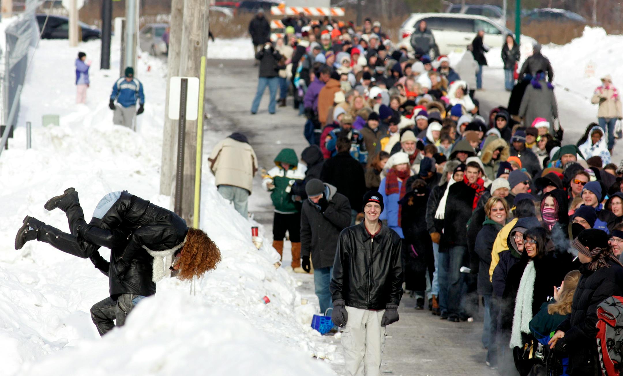Thousands of people found a variety of ways to pass the time as they waited for their chance to audition for the NBC television game show "Deal or No Deal " at Denny Hecker's Toyota in Inver Grove Heights Saturday.