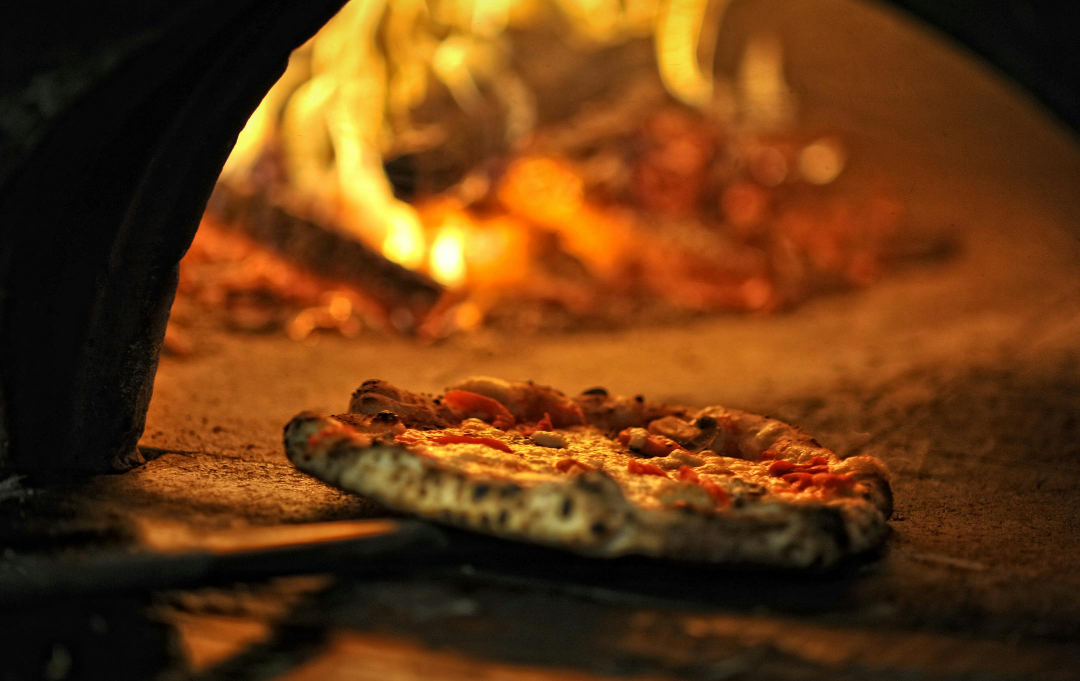 GLEN STUBBE • gstubbe@startribune.com -- Thursday, December 3, 2009 -- Minneapolis, Minn. -- ] Pizzas in the wood fired oven of Punch Pizza on East Hennepin Ave. Minneapolis. ORG XMIT: MIN2014012115484152