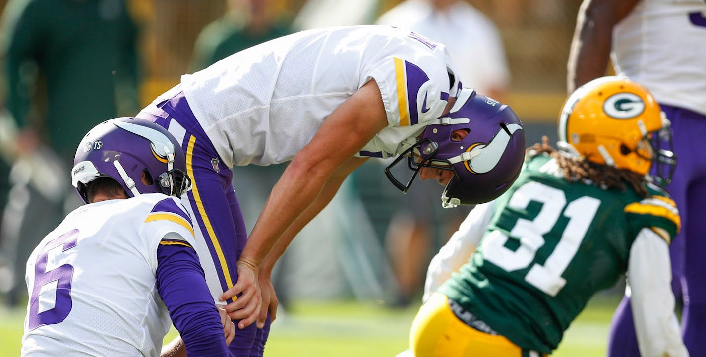 Minnesota Vikings kicker Daniel Carlson (7) dropped his head after missing a 35 yard field goal attempt in overtime giving the Vikings a 29-29- tie with the Green Bay Packers Sunday September 16, 2018 in Green Bay, WI. ] JERRY HOLT ï jerry.holt@startribune.com. ORG XMIT: MIN1809161605094733