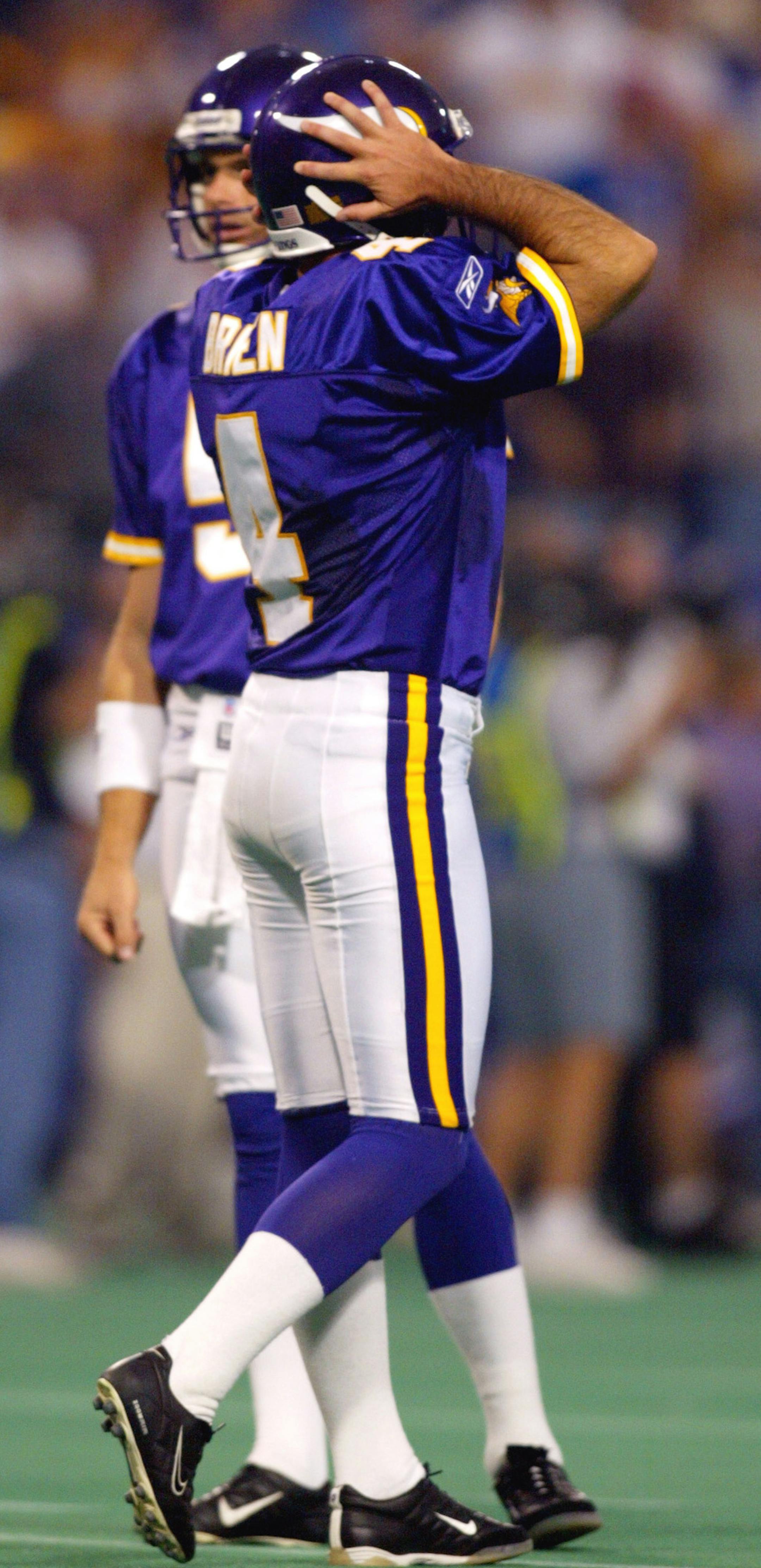 Minneapolis, MN 9/15/2002 Metrodome - Vikings Kicker Doug Brien hold his head in pain after missing an extra point in the 4th quarter after a Derrick Alexander TD to put the vikes up 32 to 30. The Bills went on to kick a field goal to send the game into OT and then defeat the Vikings in OT 45 to 39. ORG XMIT: MIN2014012119150366