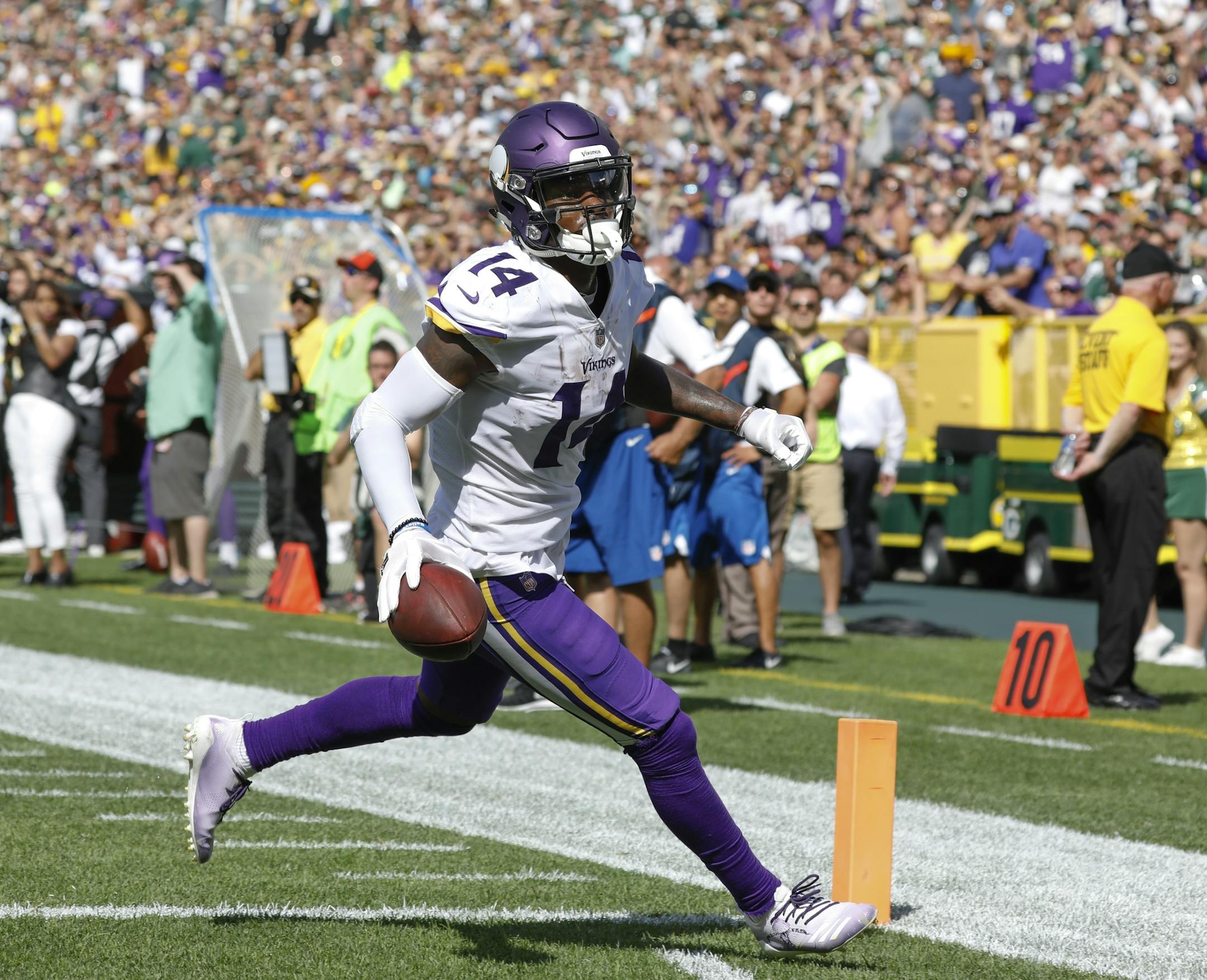 Minnesota Vikings' Stefon Diggs catches a touchdown pass during the second half of an NFL football game against the Green Bay Packers Sunday, Sept. 16, 2018, in Green Bay, Wis. (AP Photo/Jeffrey Phelps)