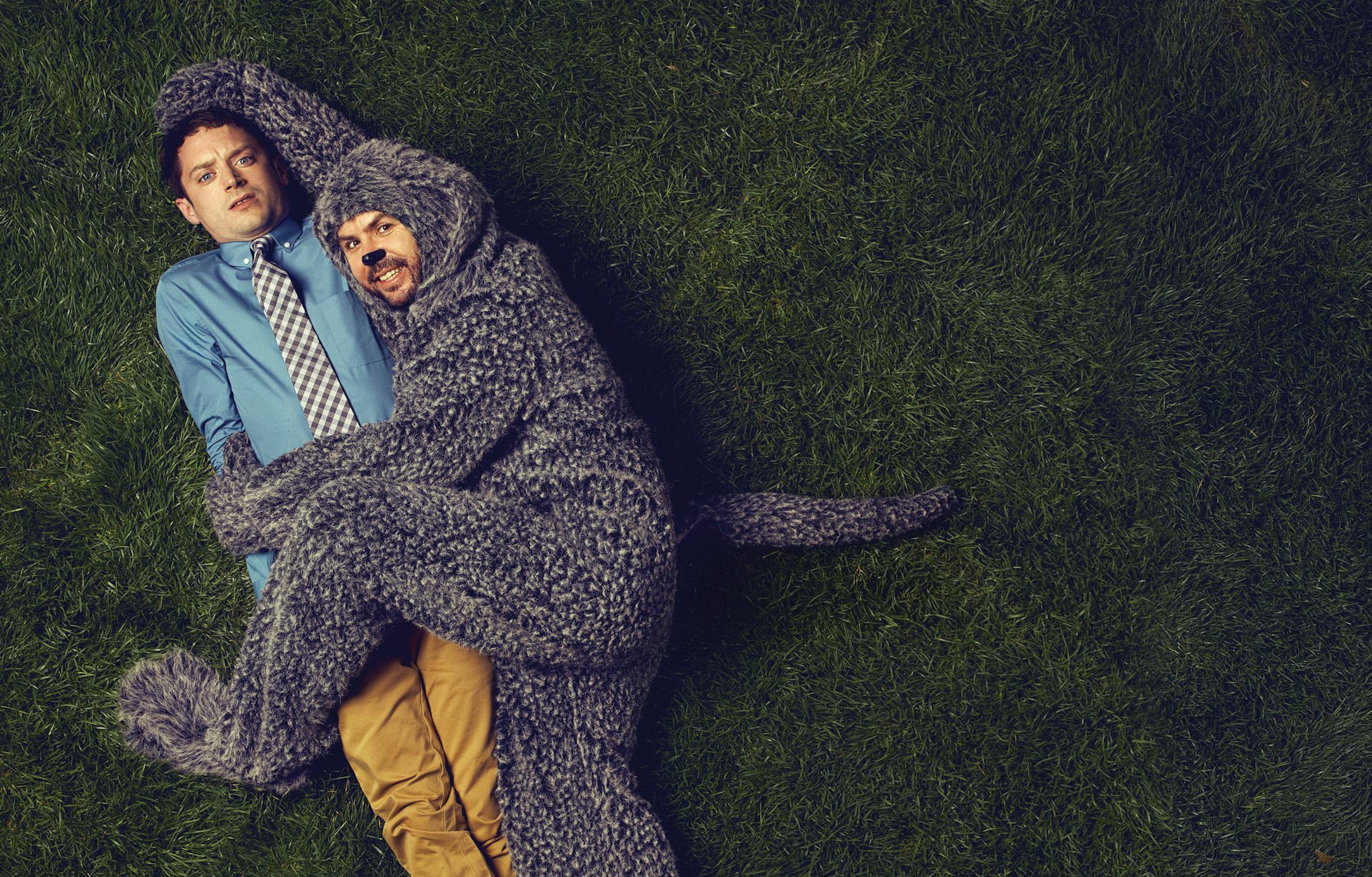 WILFRED: L-R: Elijah Wood as Ryan and Jason Gann as Wilfred. CR: FX.