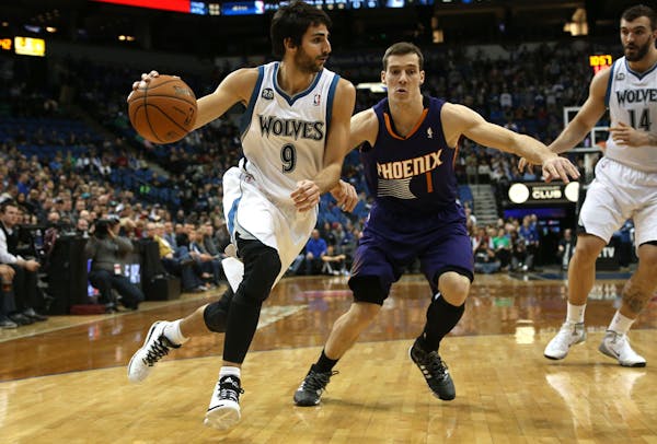 Wolves Ricky Rubio drove passed Phoenix's Goran Dragic during the first quarter at the Target Center in Minneapolis Wednesday, January 8, 2014. ] (KYN