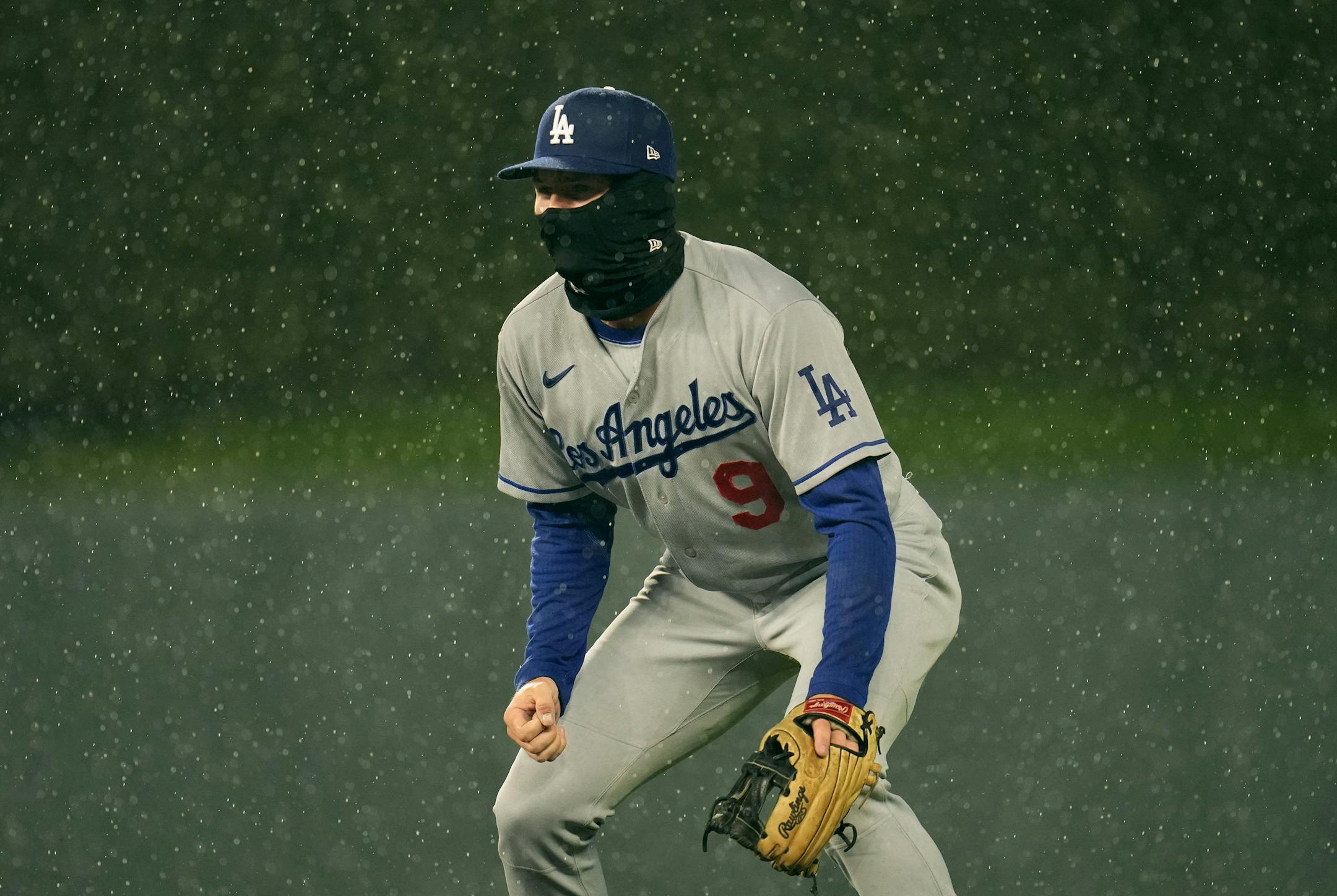 Los Angeles Dodgers second baseman Gavin Lux (9) waited for the hitter in the pouring rain.
