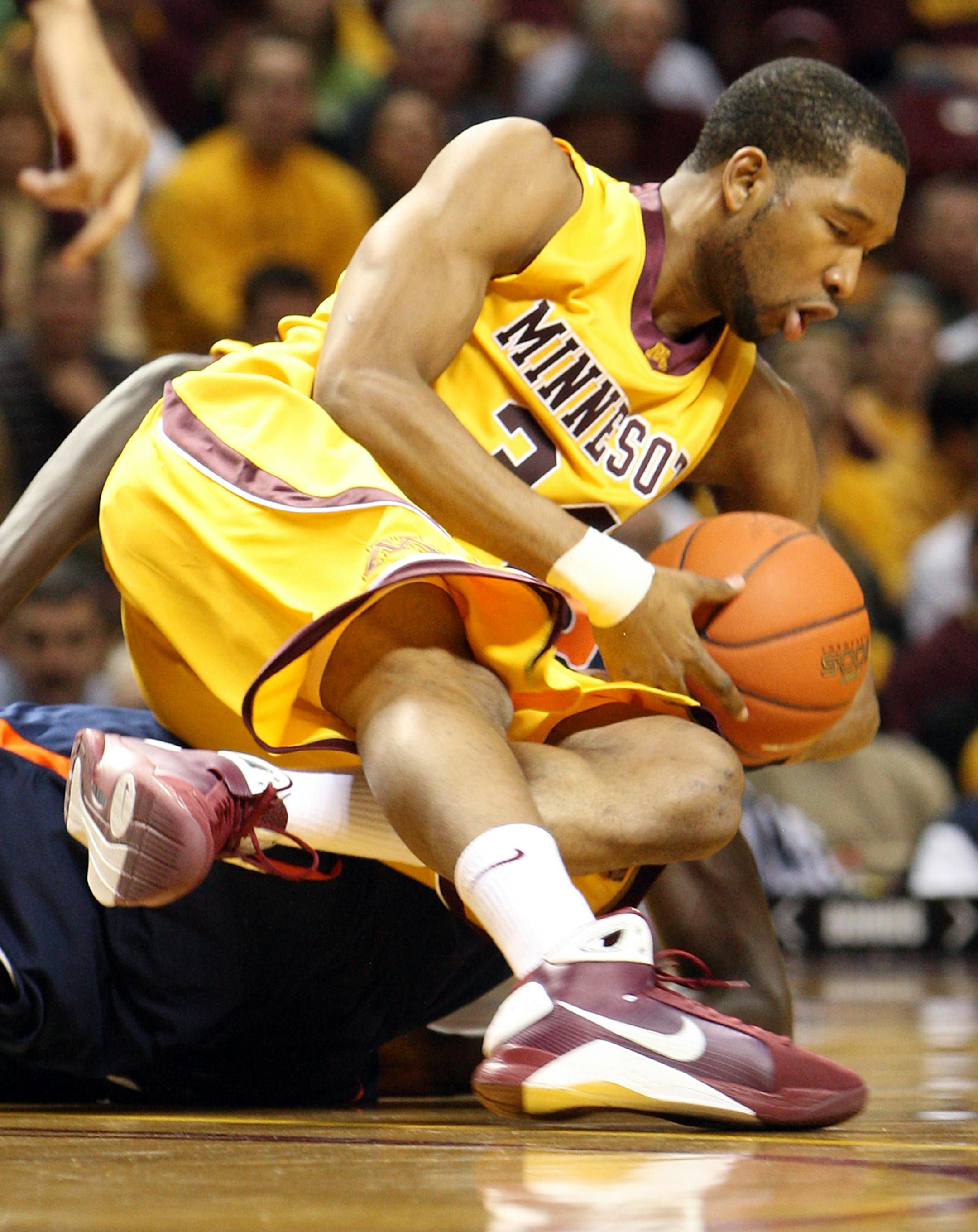 Damian Johnson (34) chased after a loose ball in the first half.