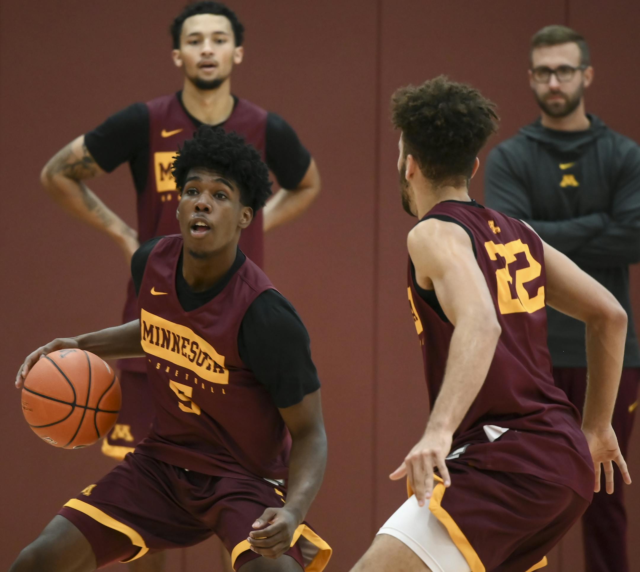 Transfer Marcus Carr, here defended by Gabe Kalscheur, figures to take over at point guard after being forced to sit out last season. ] Aaron Lavinsky • aaron.lavinsky@startribune.com The Gophers men's basketball team held a practice, as well as a press conference by head coach Richard Pitino, on Tuesday, Sept. 24, 2019 at the University of Minnesota Athletes Village in Minneapolis, Minn. ORG XMIT: MIN1909241741370326