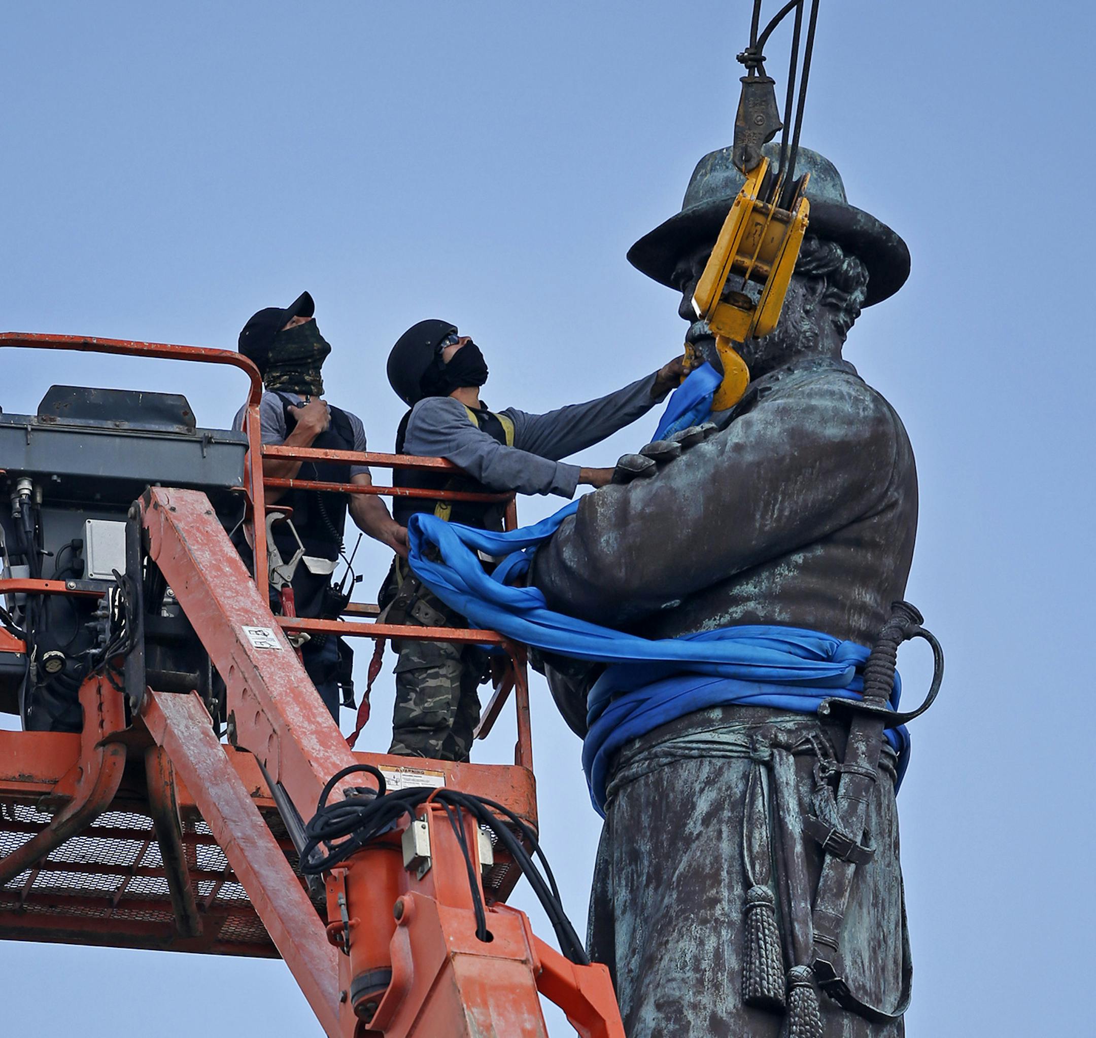 Workers prepare to take down the statue of former Confederate general Robert E. Lee, which stands over 100 feet tall, in Lee Circle in New Orleans, Friday, May 19, 2017. (AP Photo/Gerald Herbert) ORG XMIT: MIN2017052614252228