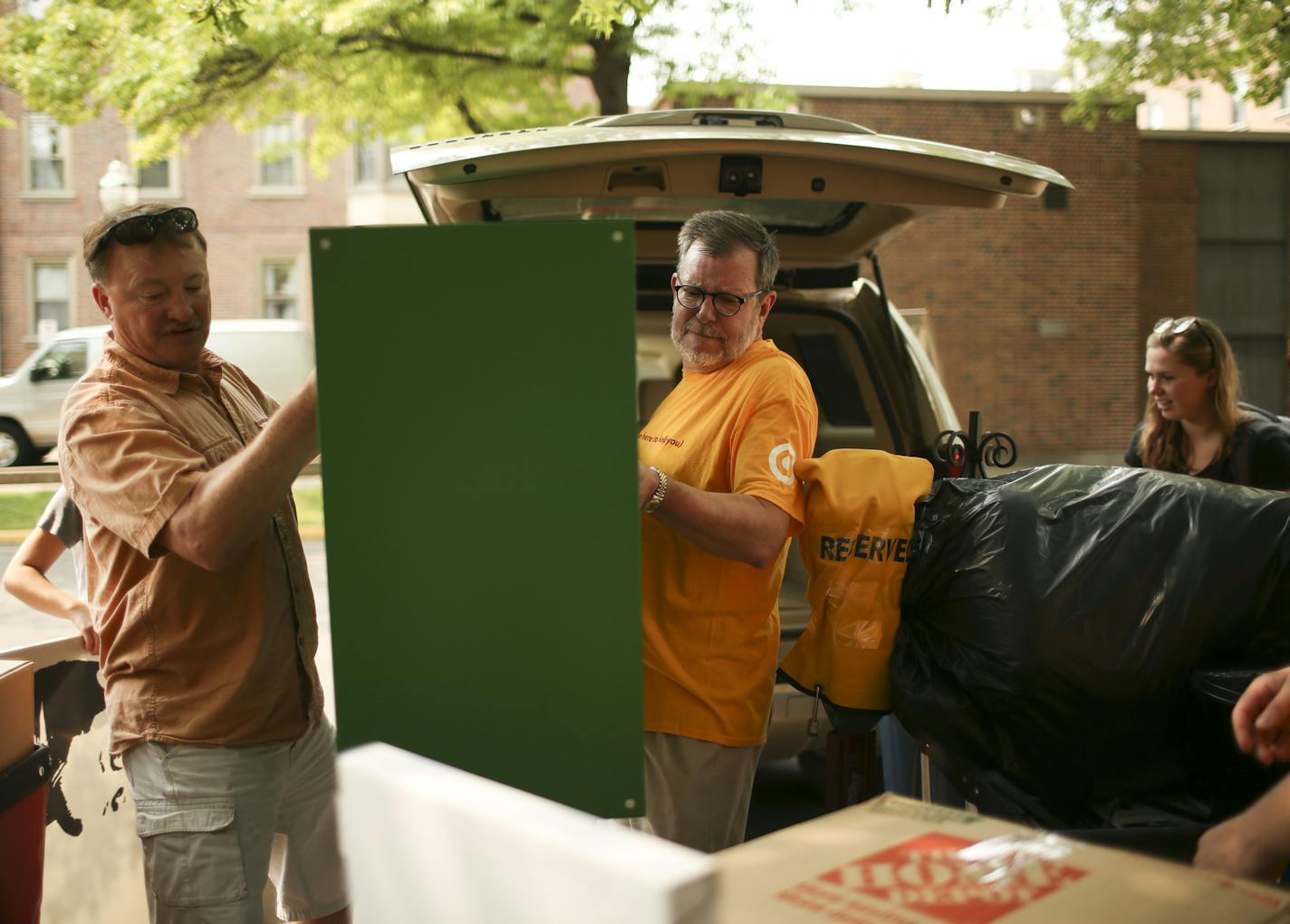 U of M President Eric Kaler helped Rick Reller unload a bookcase for freshman Paige Seegers of Annandale, at right with Karen Kaler, as she moved into Frontier Hall Monday afternoon. ] JEFF WHEELER &#xef; jeff.wheeler@startribune.com University of Minnesota President Eric Kaler begins his fifth year at he helm facing criticism for his handling of the Norwood Teague imbroglio. On Monday, August 31, 2015 he helped freshmen move into their dorms on campus.